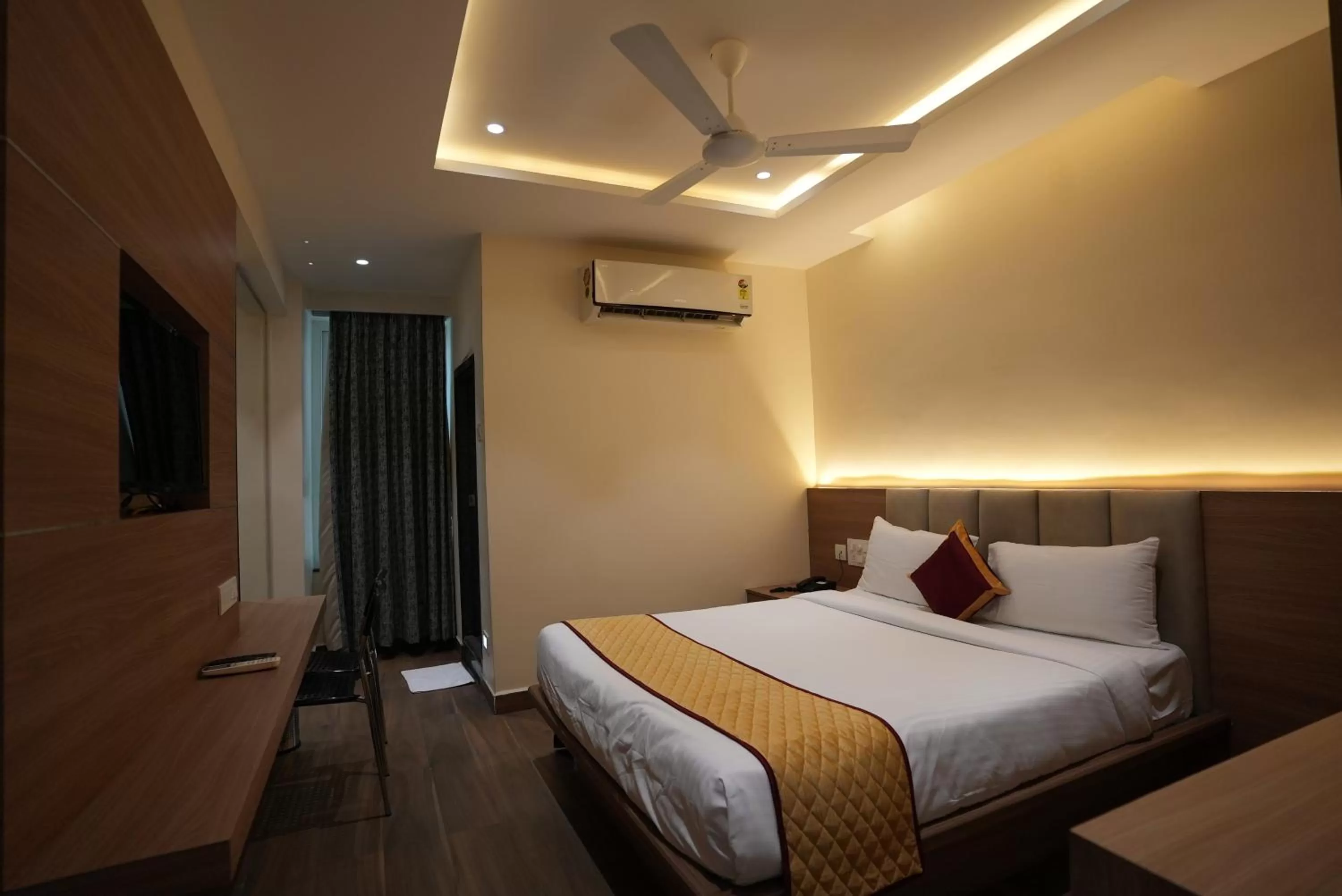 Communal lounge/ TV room, Bed in Eden Park Boutique Hotel