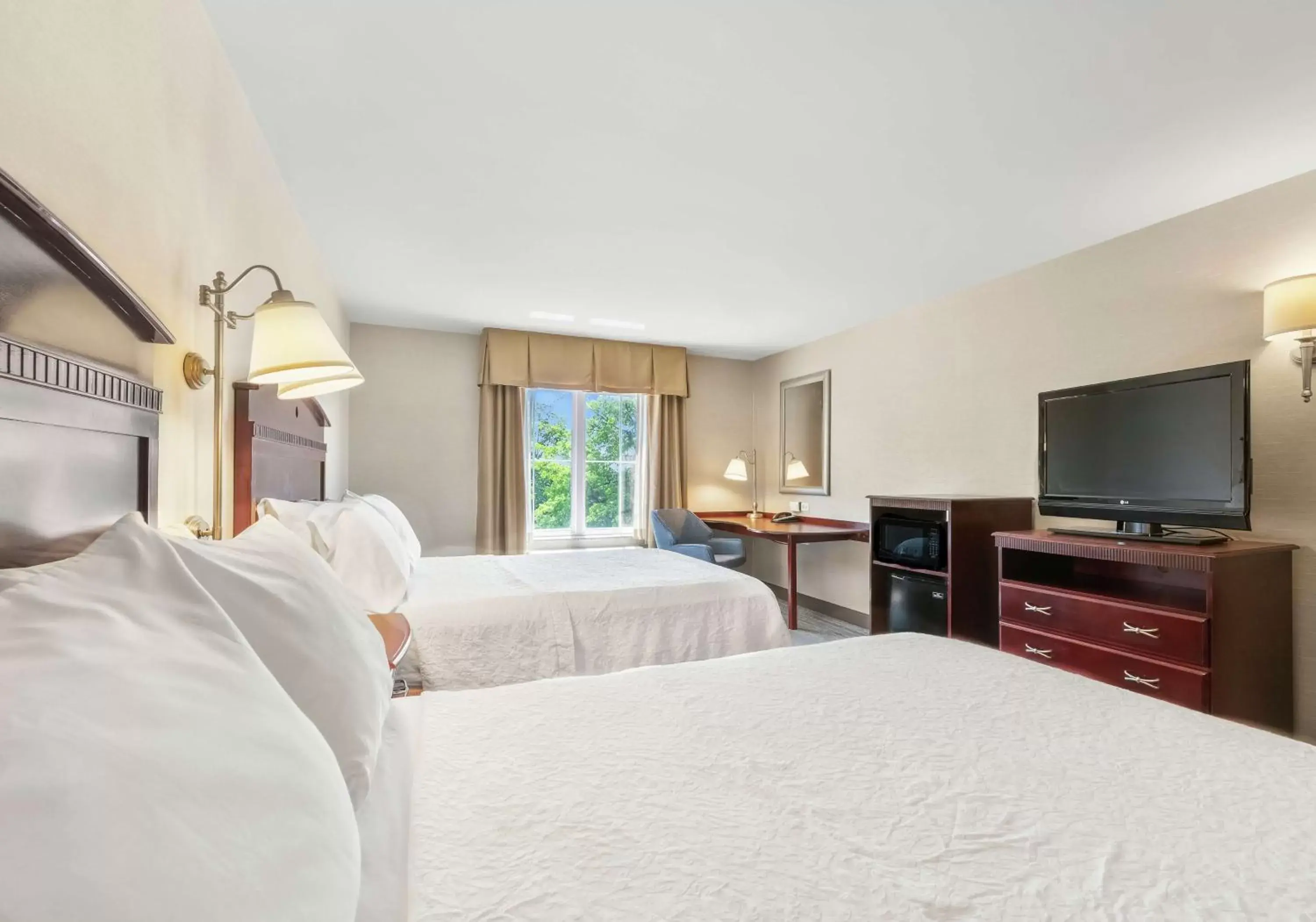 Bedroom, Bed in Hampton Inn Nashua