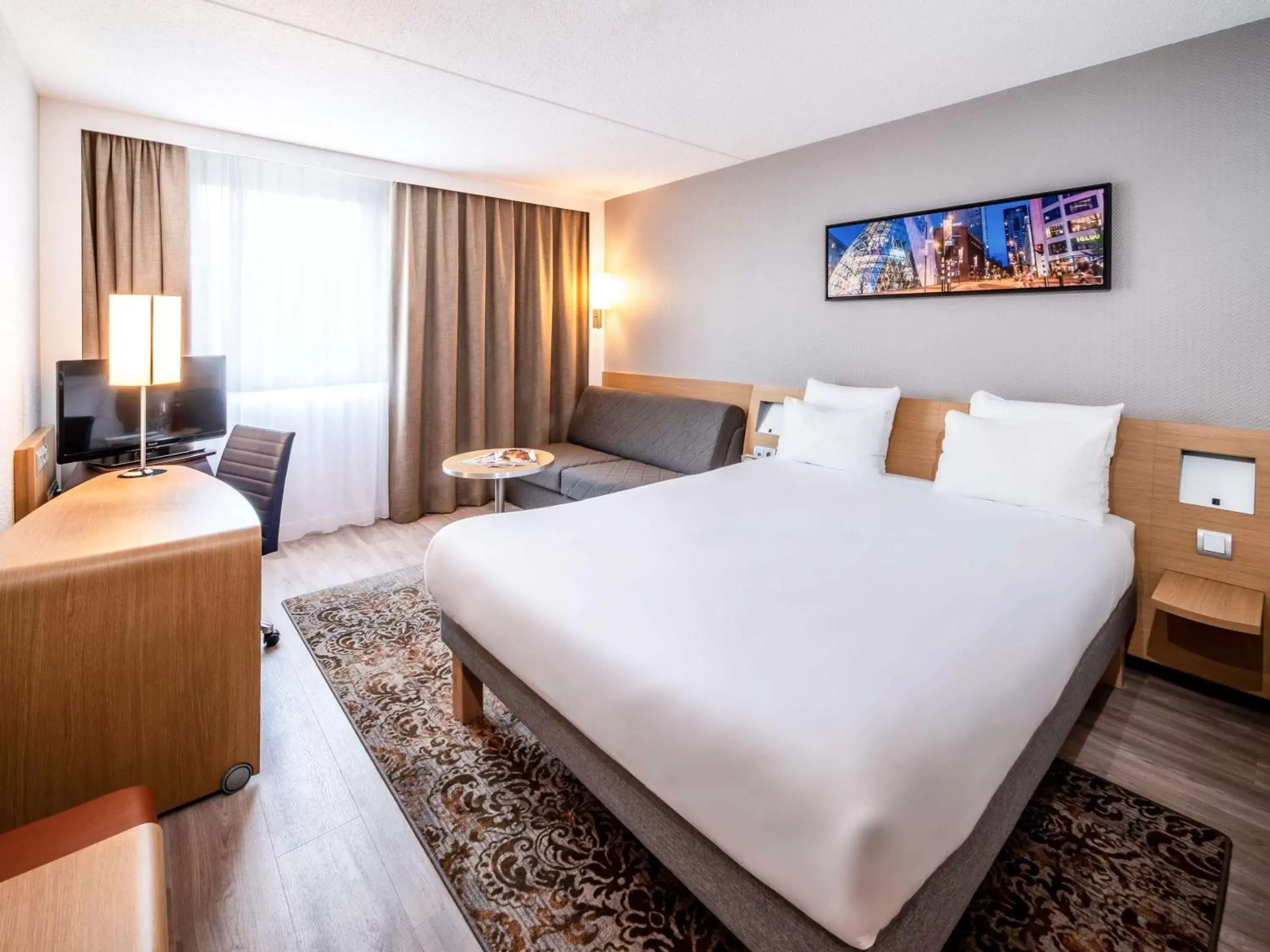 Photo of the whole room, Bed in Novotel Eindhoven