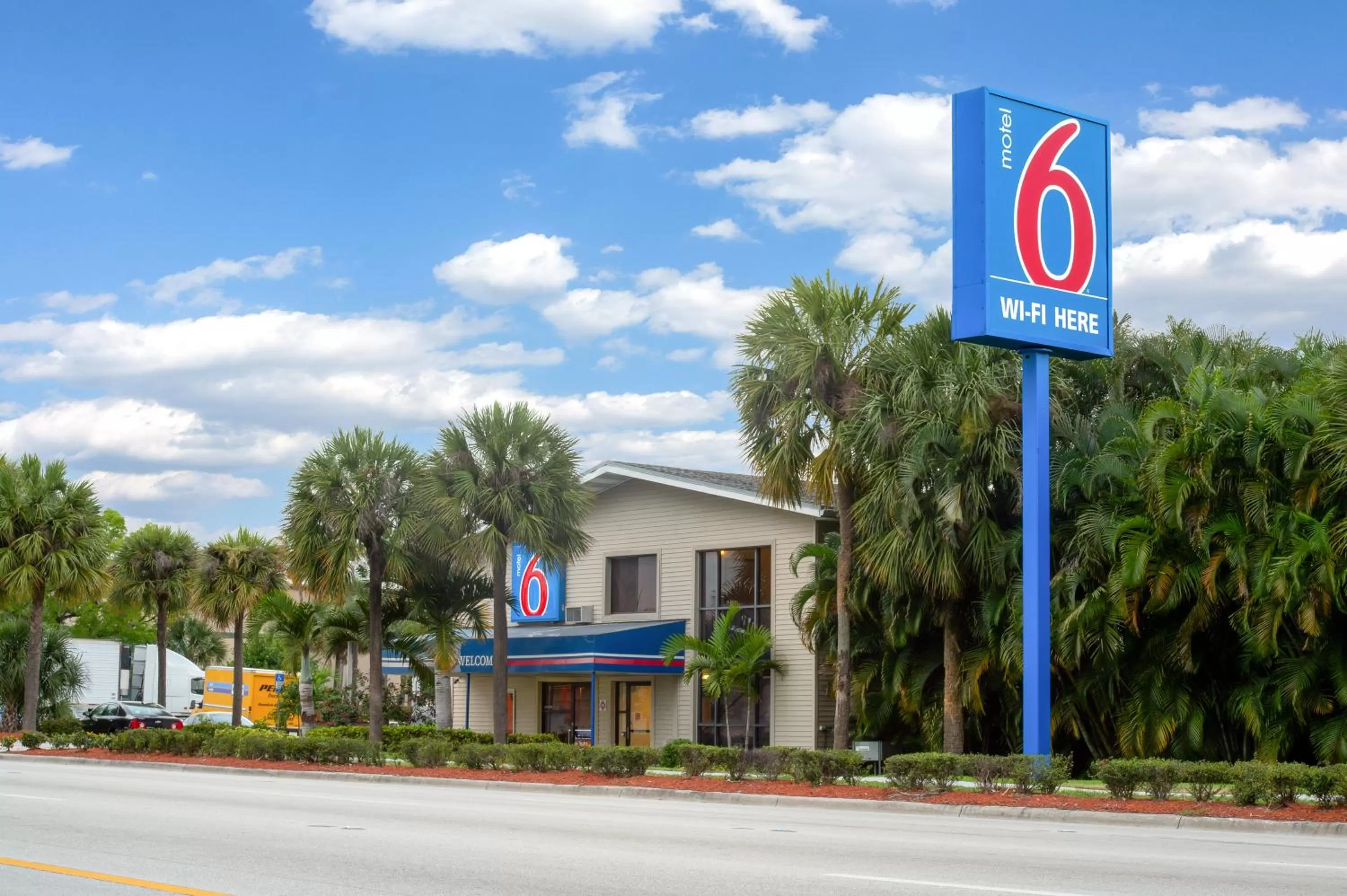 Facade/entrance in Motel 6-Fort Lauderdale, FL