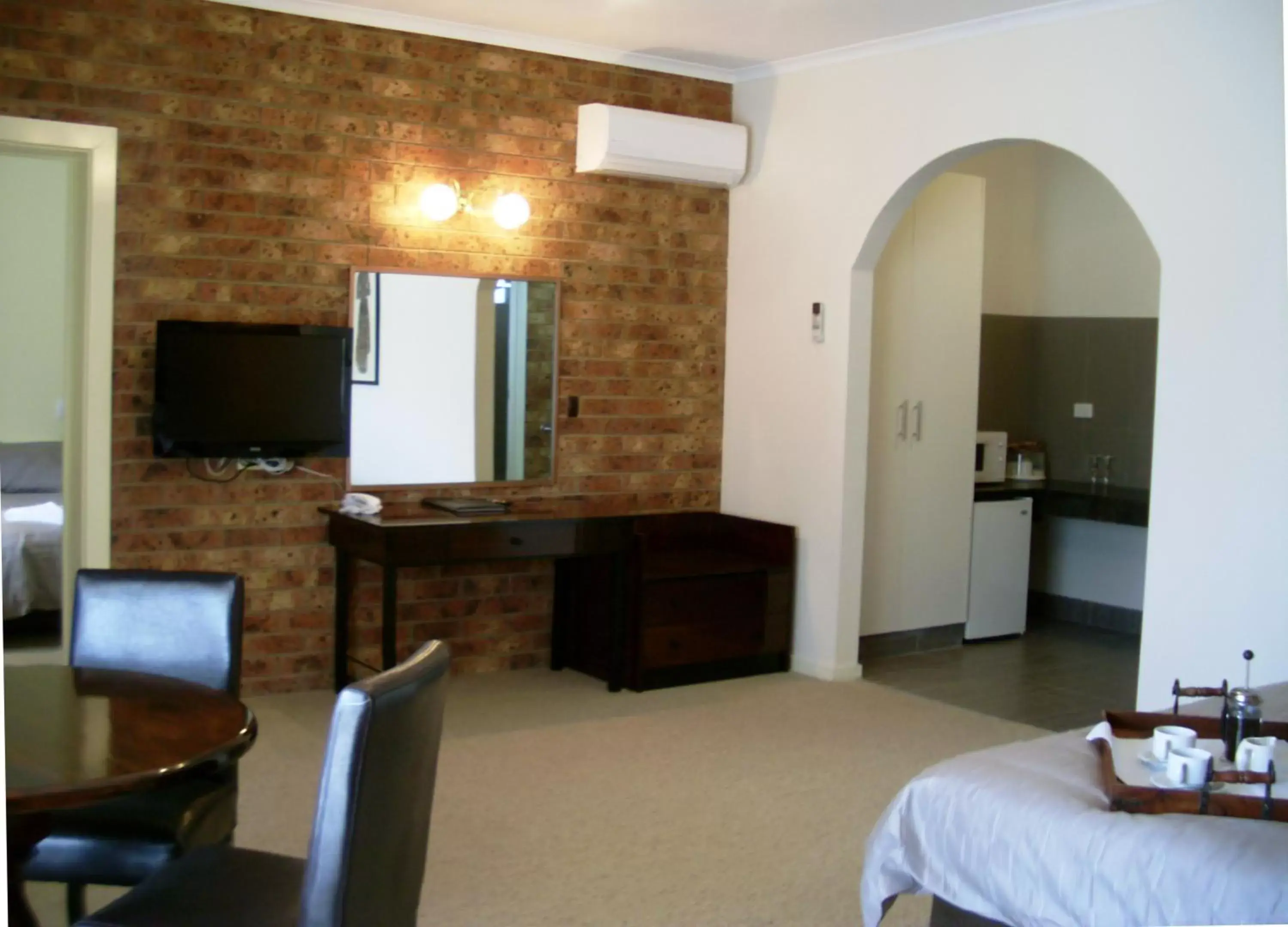 Photo of the whole room, TV/Entertainment Center in Federation Motel Resort - Corowa