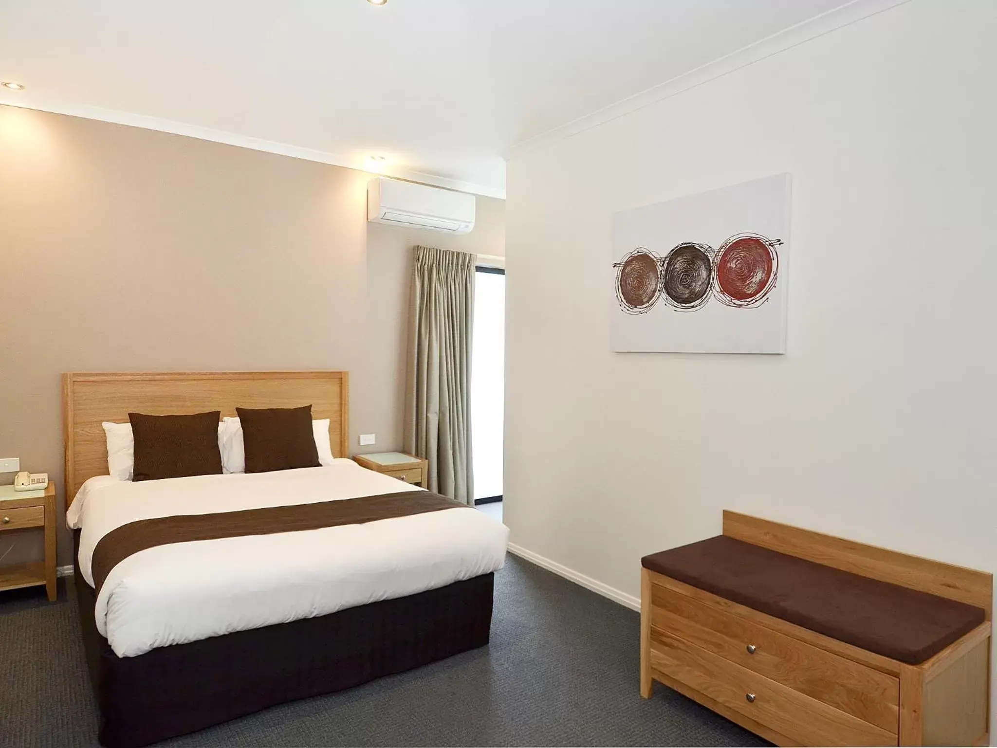 Bed in BEST WESTERN Geelong Motor Inn & Serviced Apartments