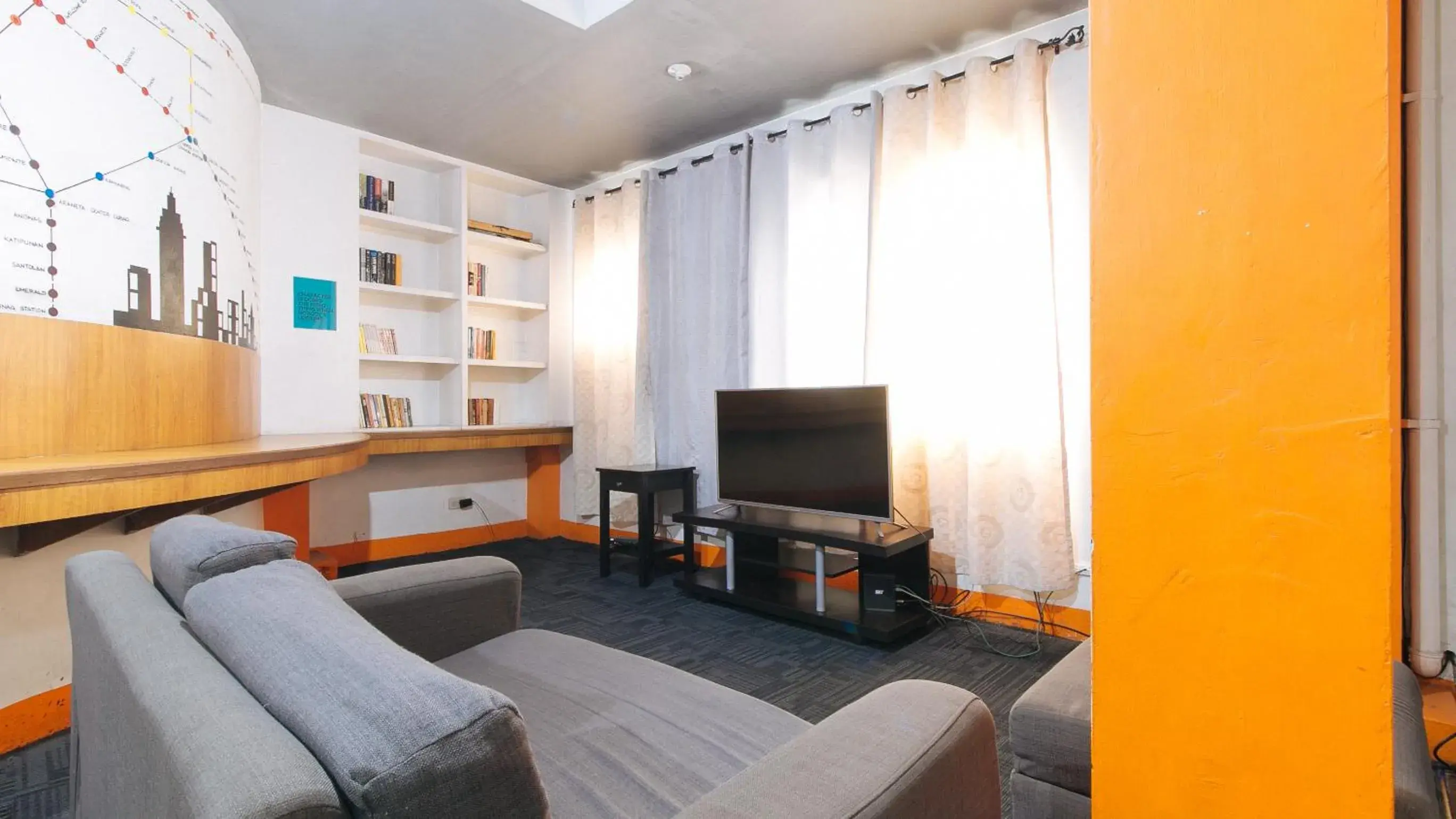 Communal lounge/ TV room in RedDoorz near Quirino Station