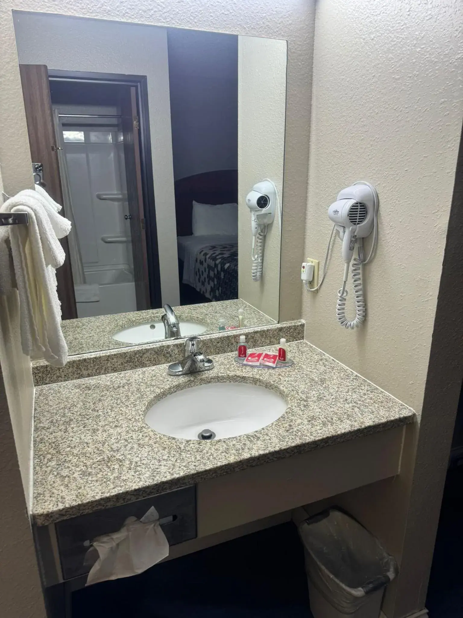 Bathroom in Econo Lodge Lincoln