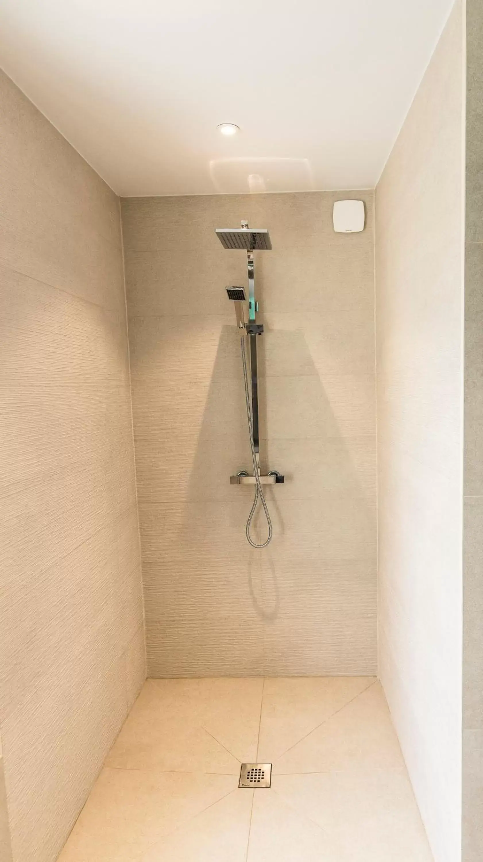 Shower, Bathroom in Logis du Parvis ***Face Cathédrale/in front of the Cathedral***