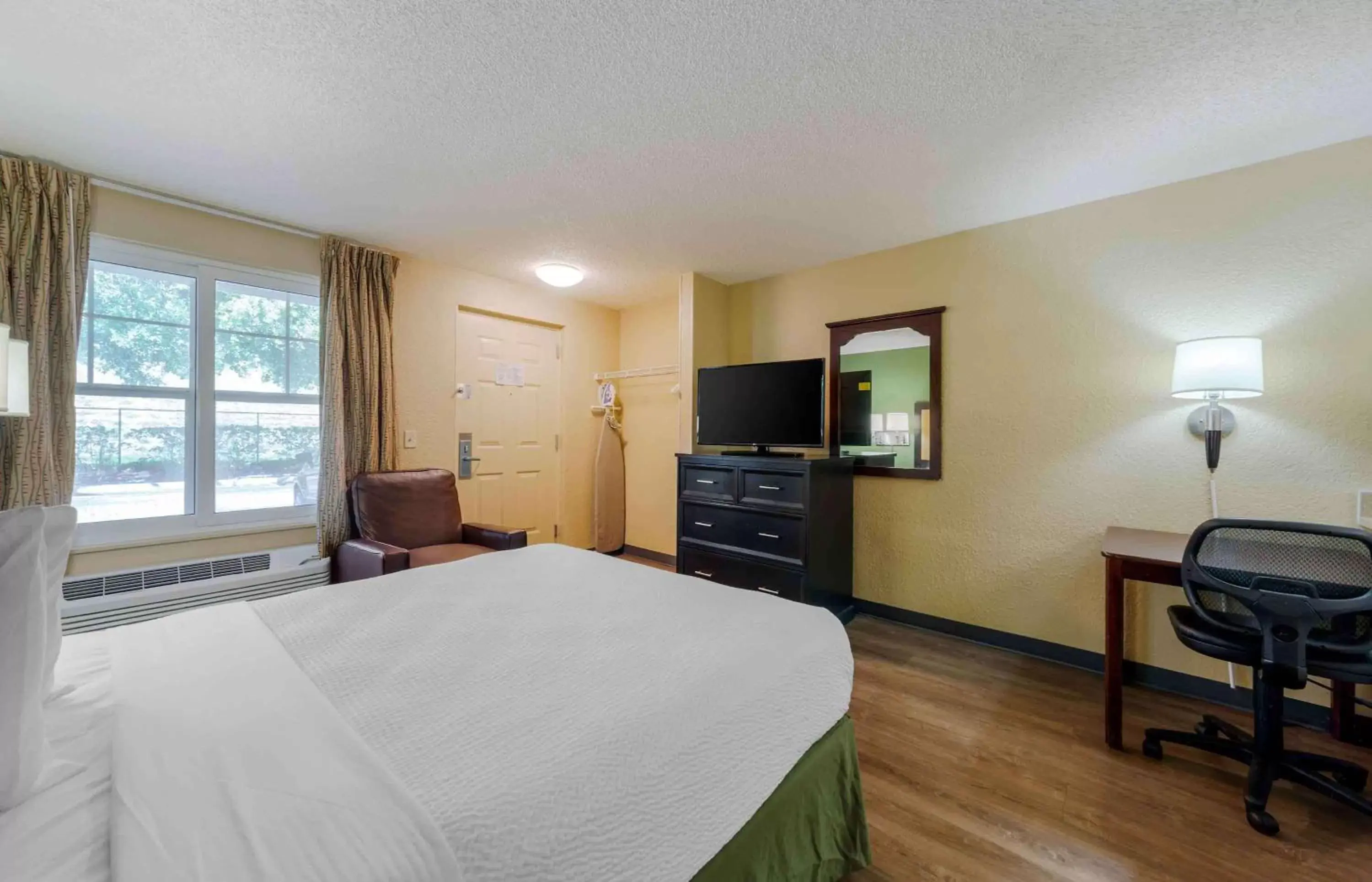 Bedroom in Extended Stay America Suites - Fort Lauderdale - Cypress Creek - Andrews Ave