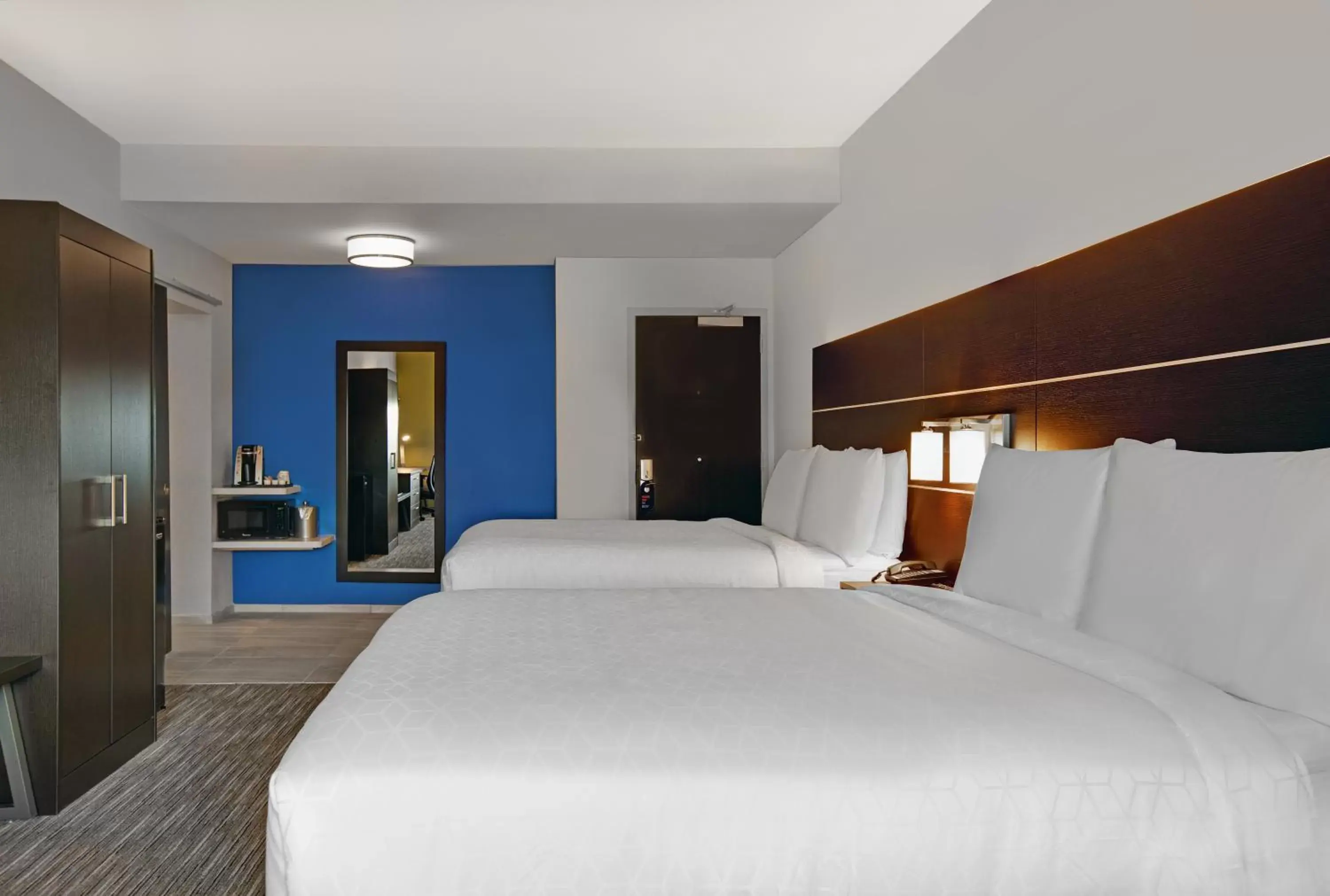 Bedroom, Bed in Holiday Inn Express & Suites - Milwaukee - Brookfield, an IHG Hotel