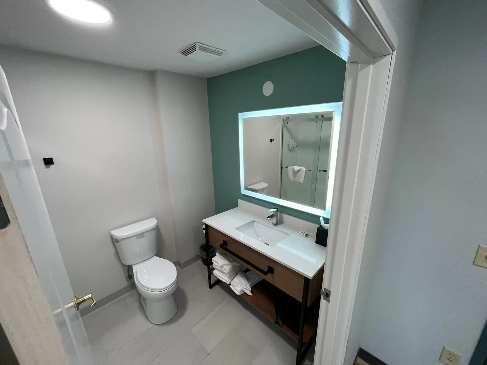 Bathroom in Wingate By Wyndham Mansfield Ontario