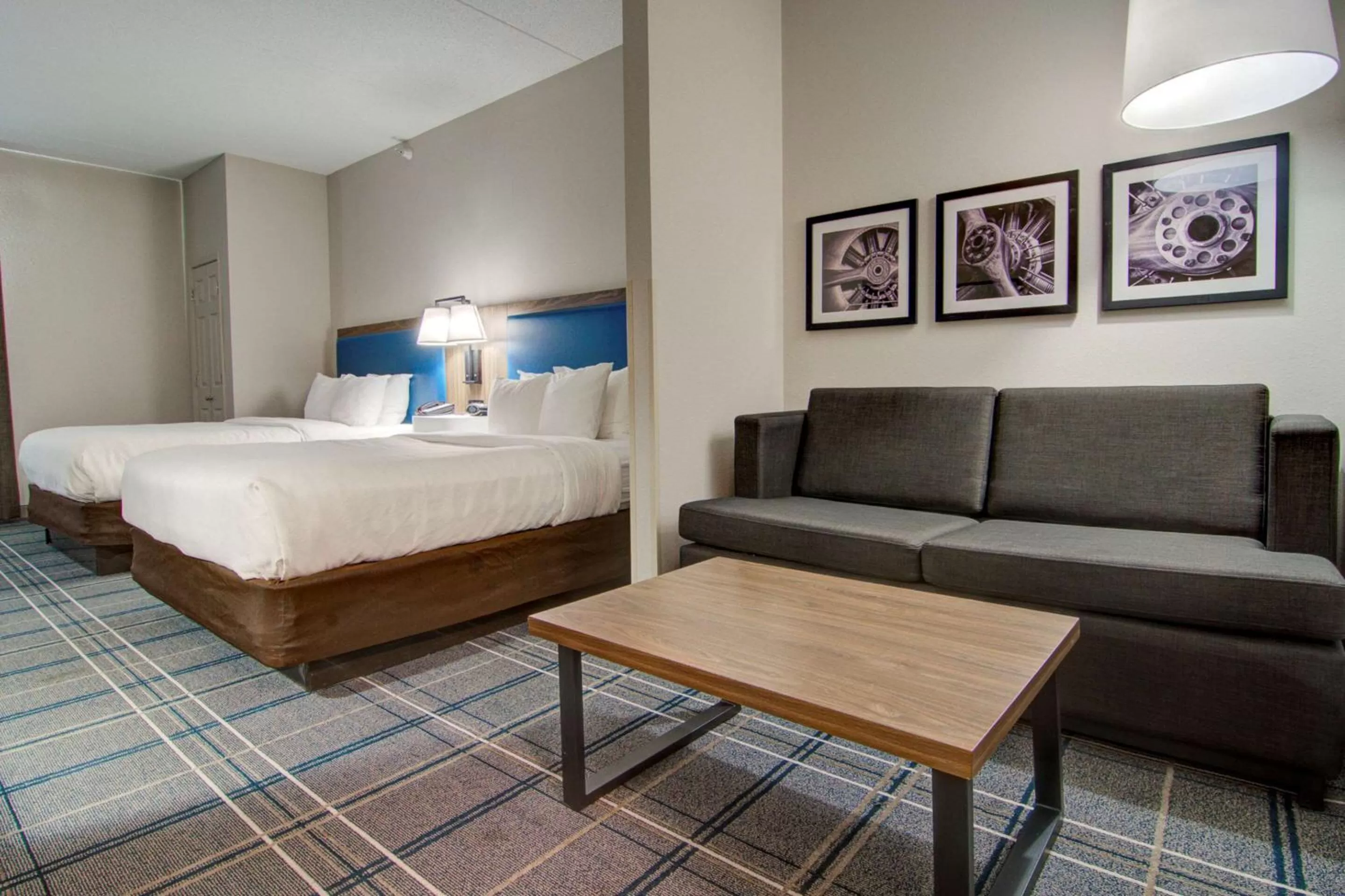 Photo of the whole room, Bed in Comfort Suites Newport News Airport