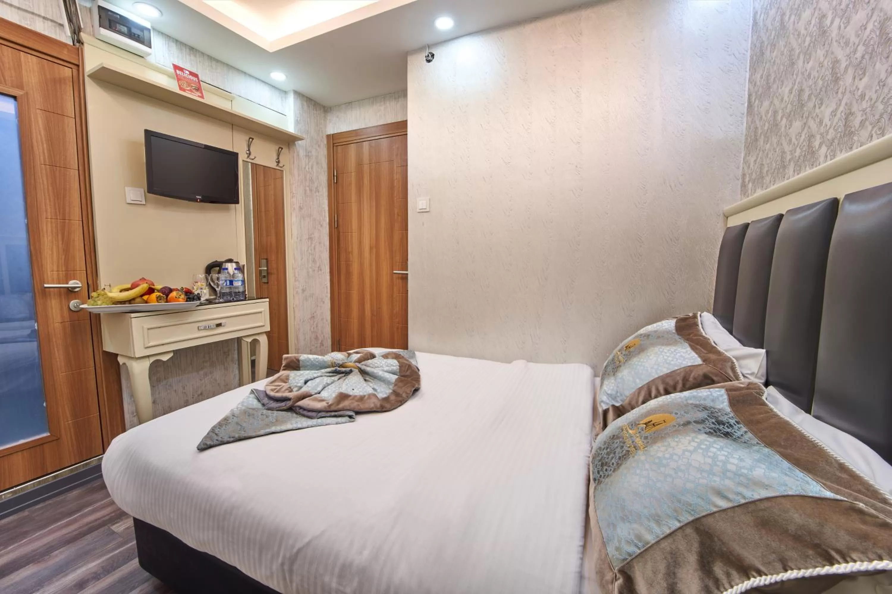 Photo of the whole room, Bed in Istanbul Sirkeci Hotel