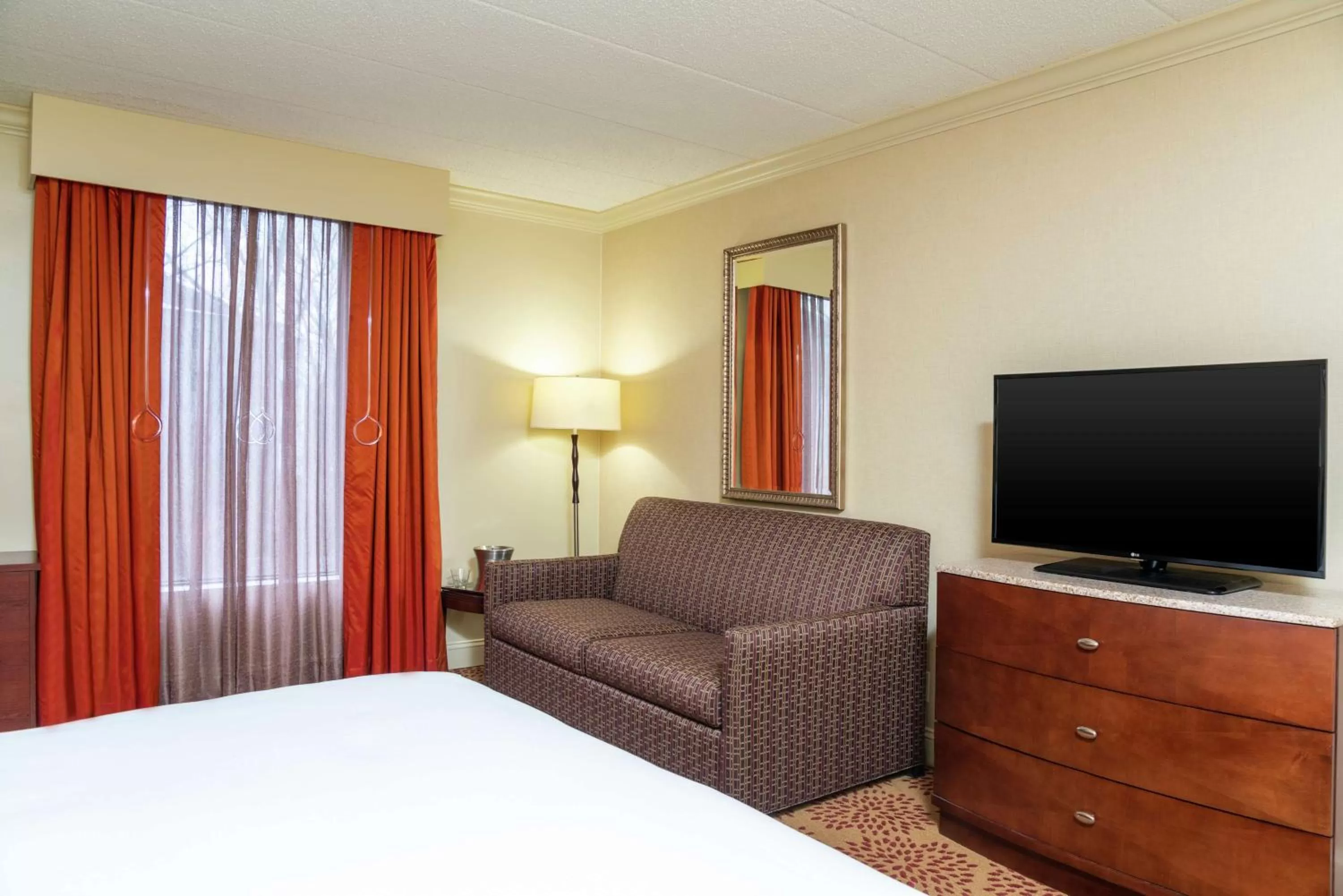 Bedroom, Bed in DoubleTree by Hilton Hotel Grand Rapids Airport