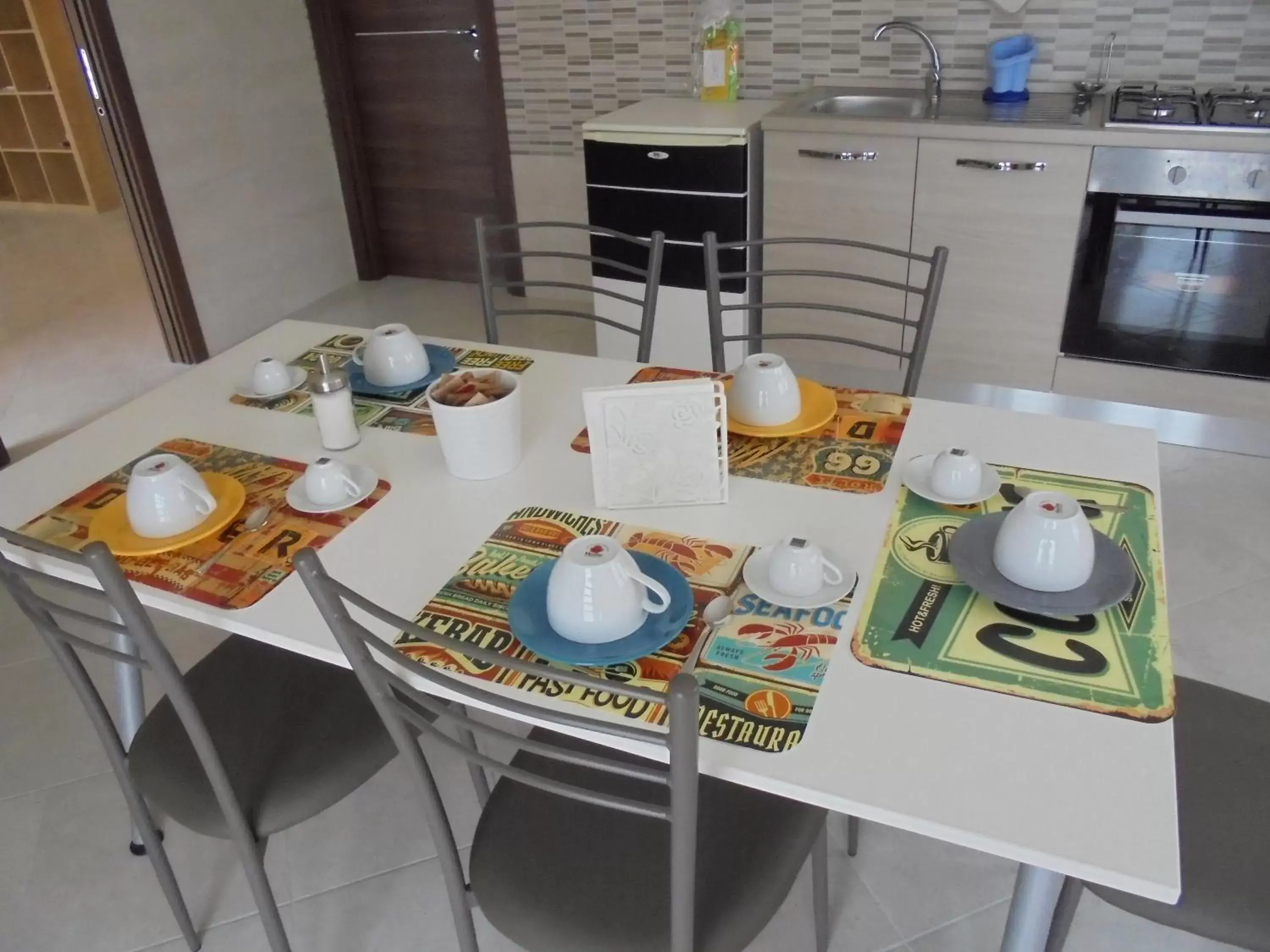 Kitchen or kitchenette, Dining Area in B&B KARISMA