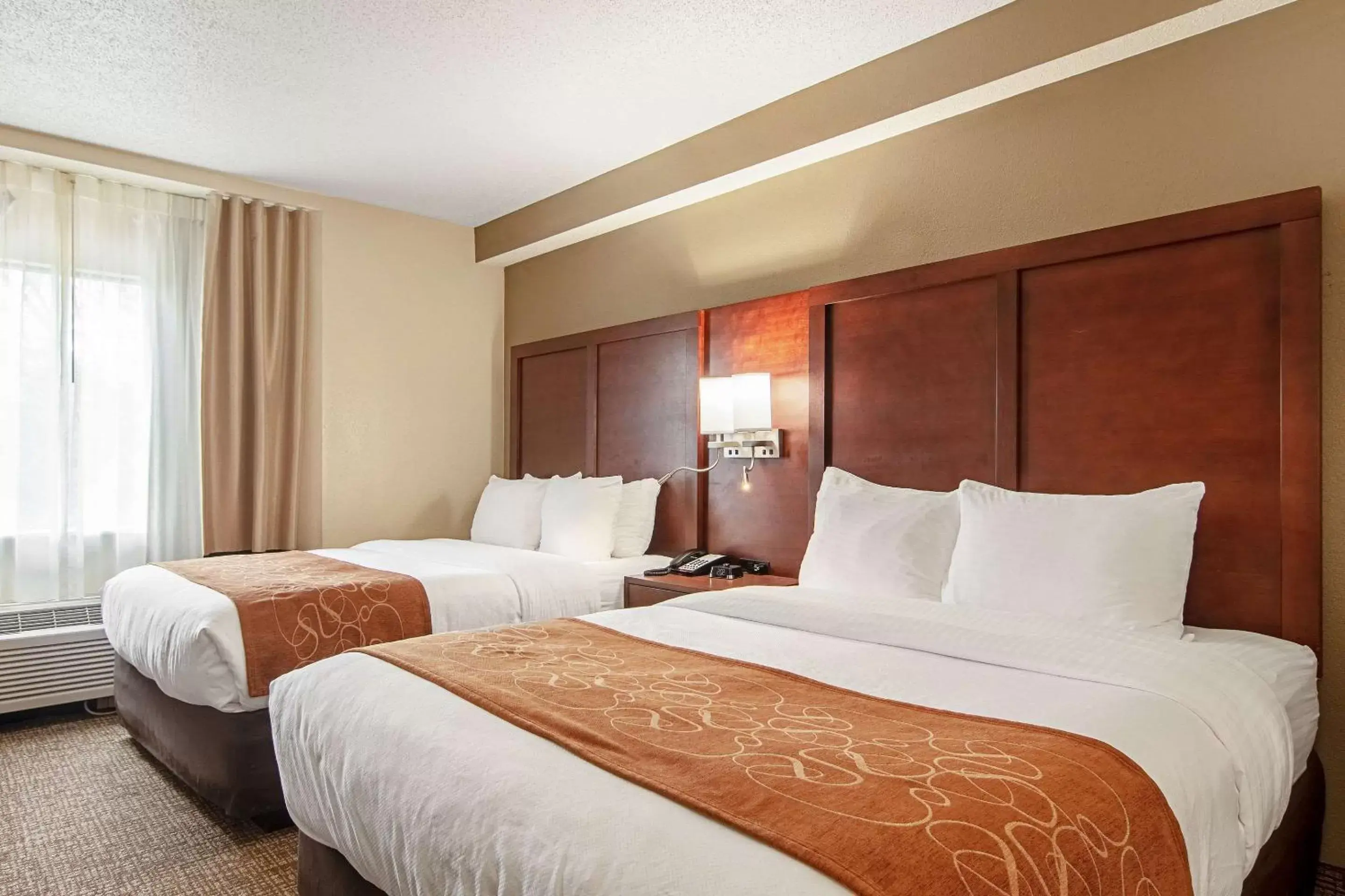 Photo of the whole room, Bed in Comfort Suites Airport Alcoa