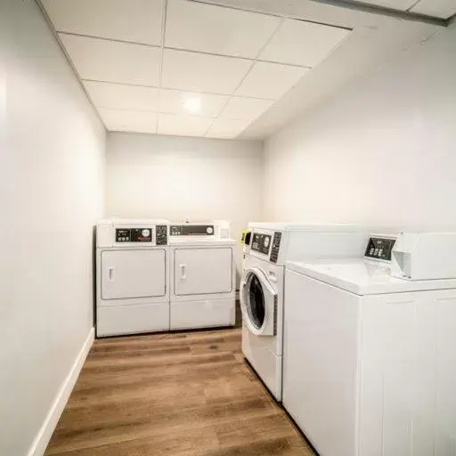 washing machine, Kitchen/Kitchenette in Homestay Suites - Studios & Spas