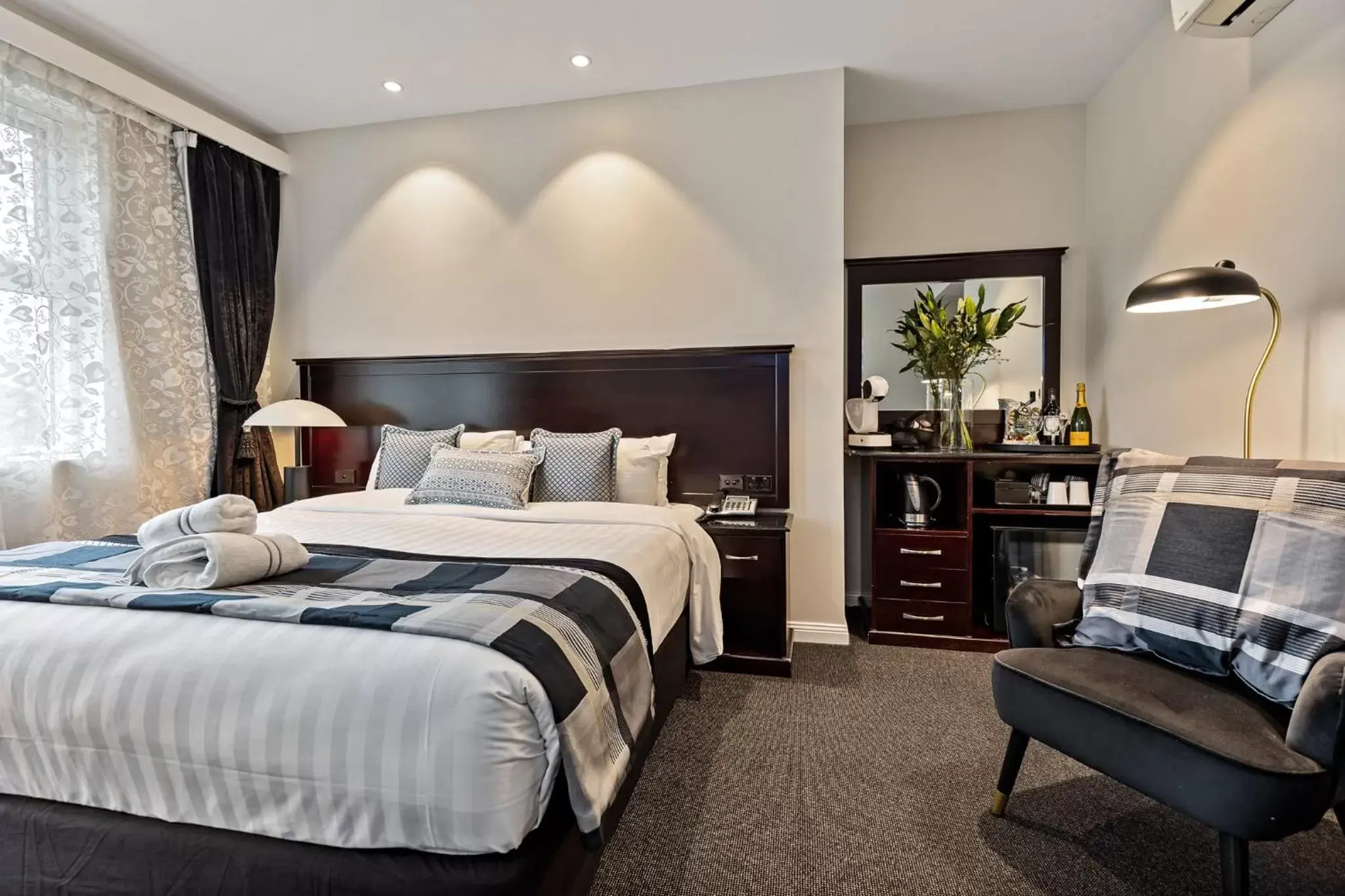 Bedroom, Bed in International Hotel Wagga Wagga