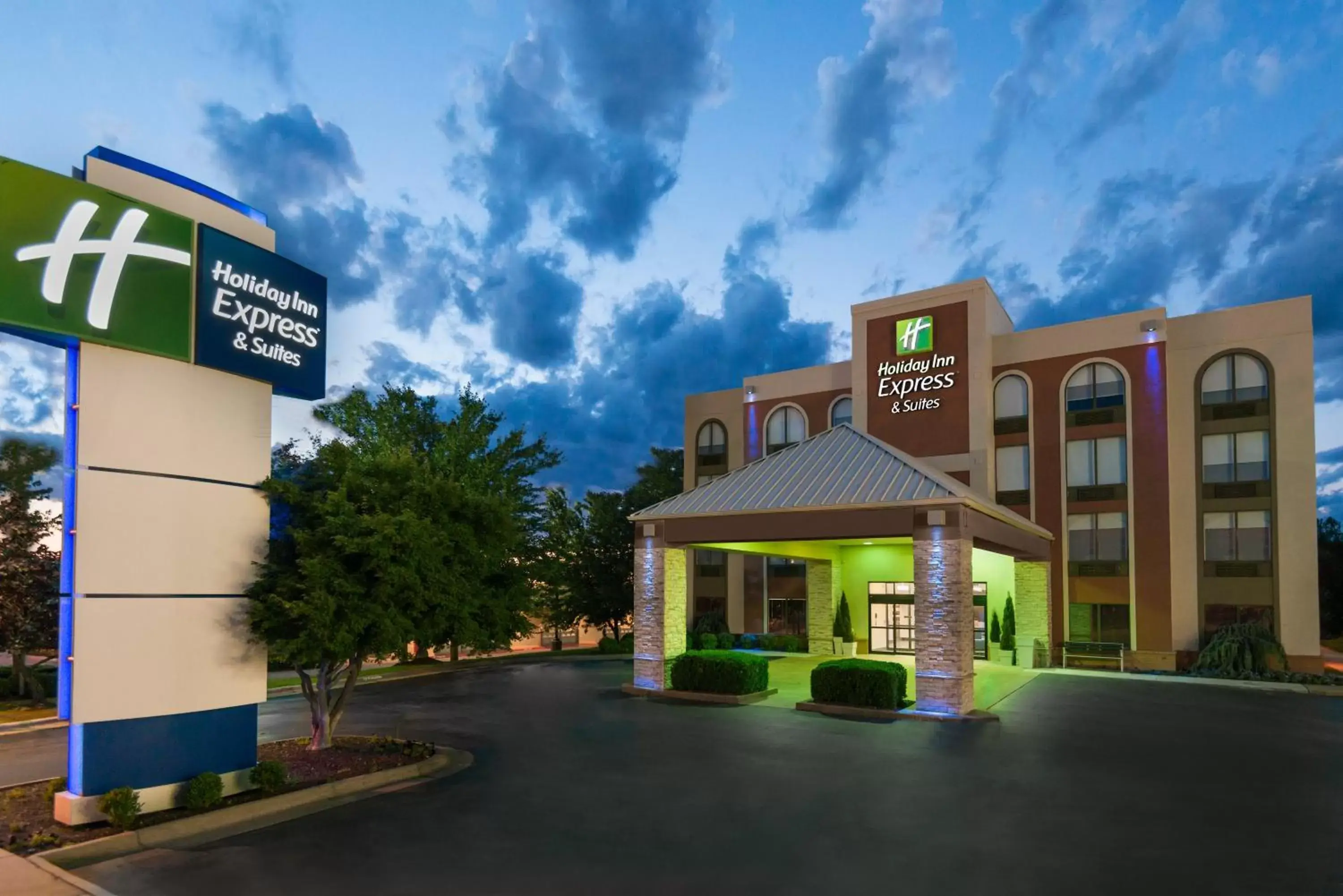 Property Building in Holiday Inn Express Hotel & Suites Bentonville, an IHG Hotel