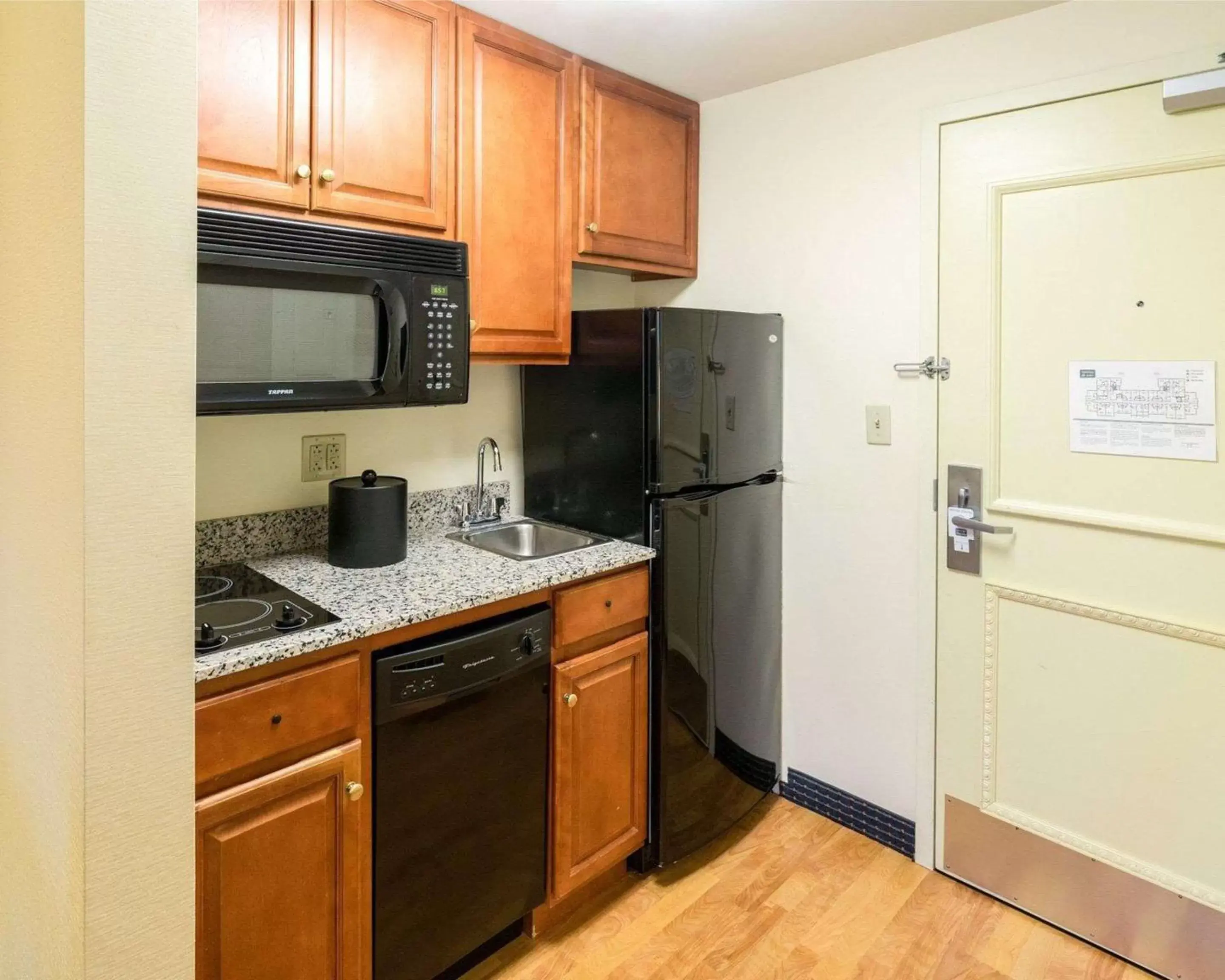 Photo of the whole room, Kitchen/Kitchenette in Mainstay Suites Dover