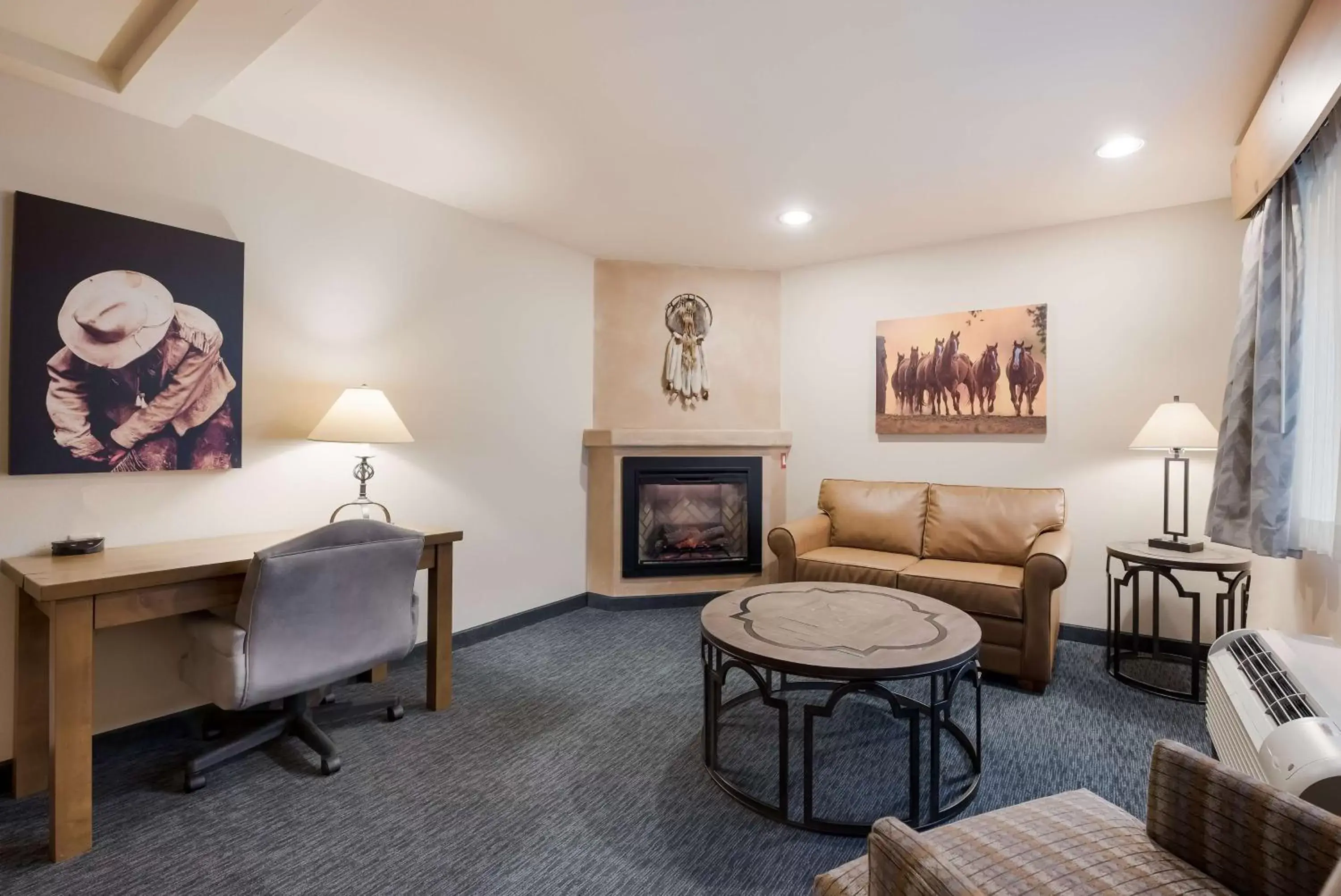 Bedroom, Seating Area in Best Western Plus Kentwood Lodge