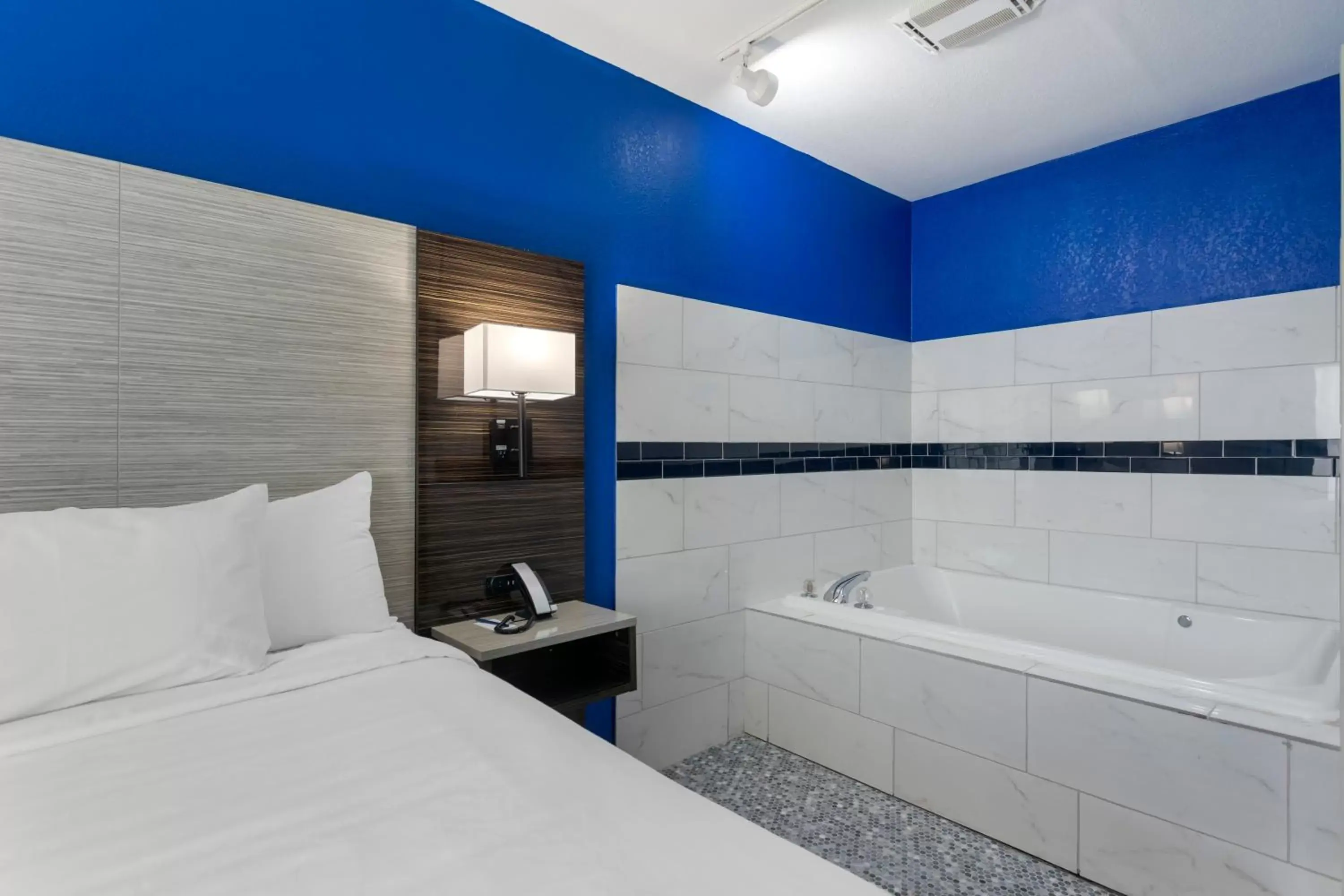 Hot Tub, Bathroom in Comfort Inn & Suites