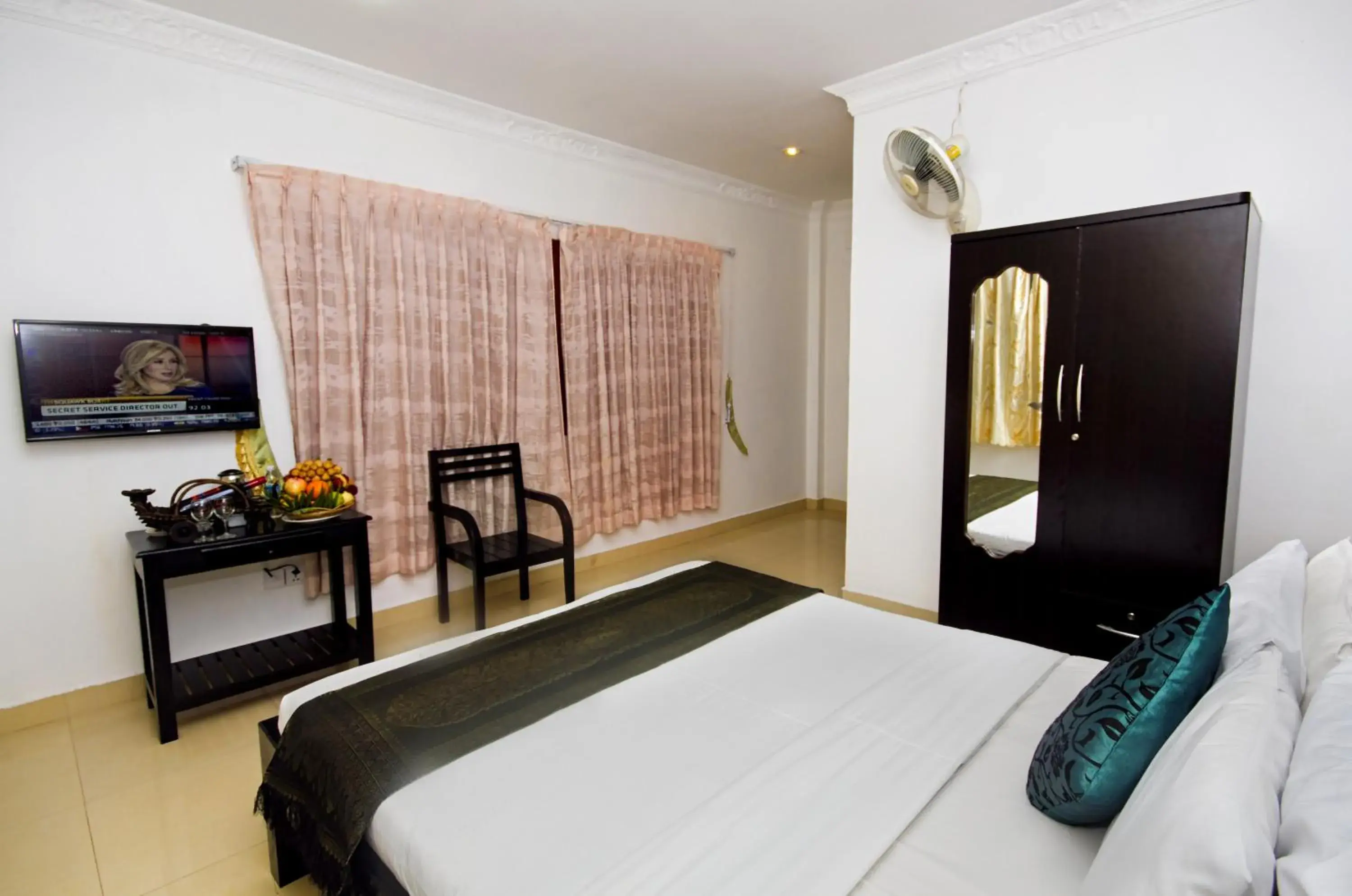 Photo of the whole room, Bed in King Boutique Hotel