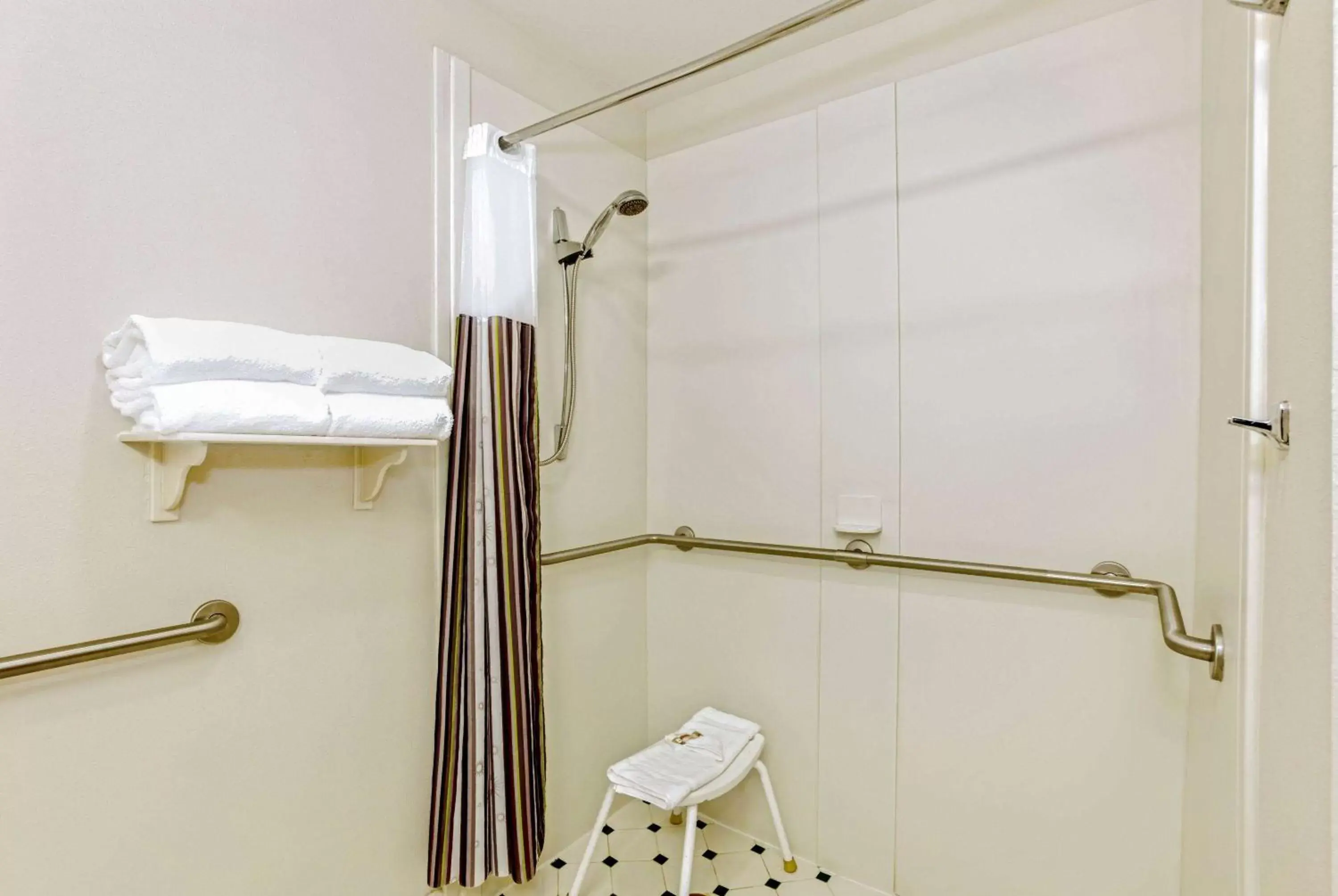 Shower, Bathroom in La Quinta by Wyndham Orlando I Drive/Conv Center