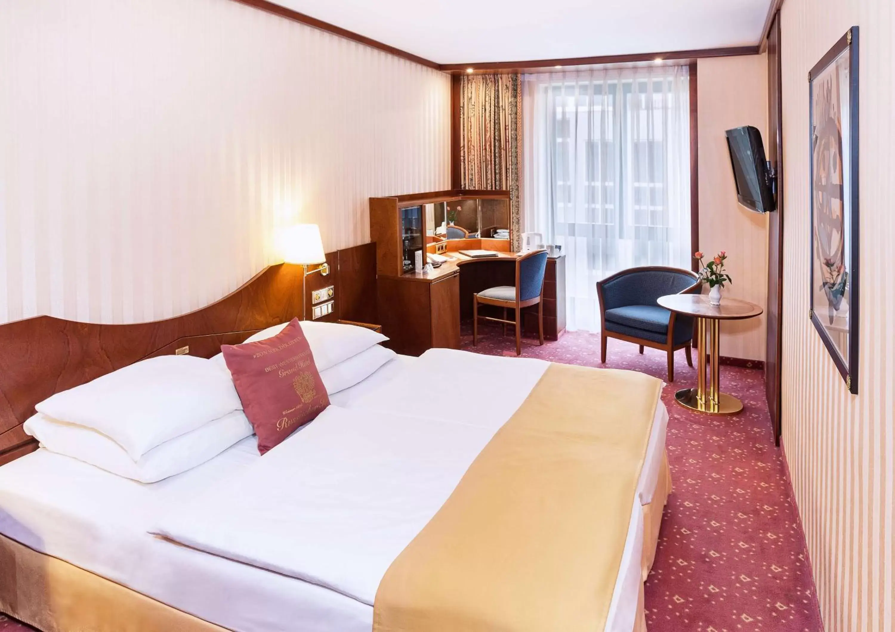 TV and multimedia, Bed in Best Western Premier Grand Hotel Russischer Hof