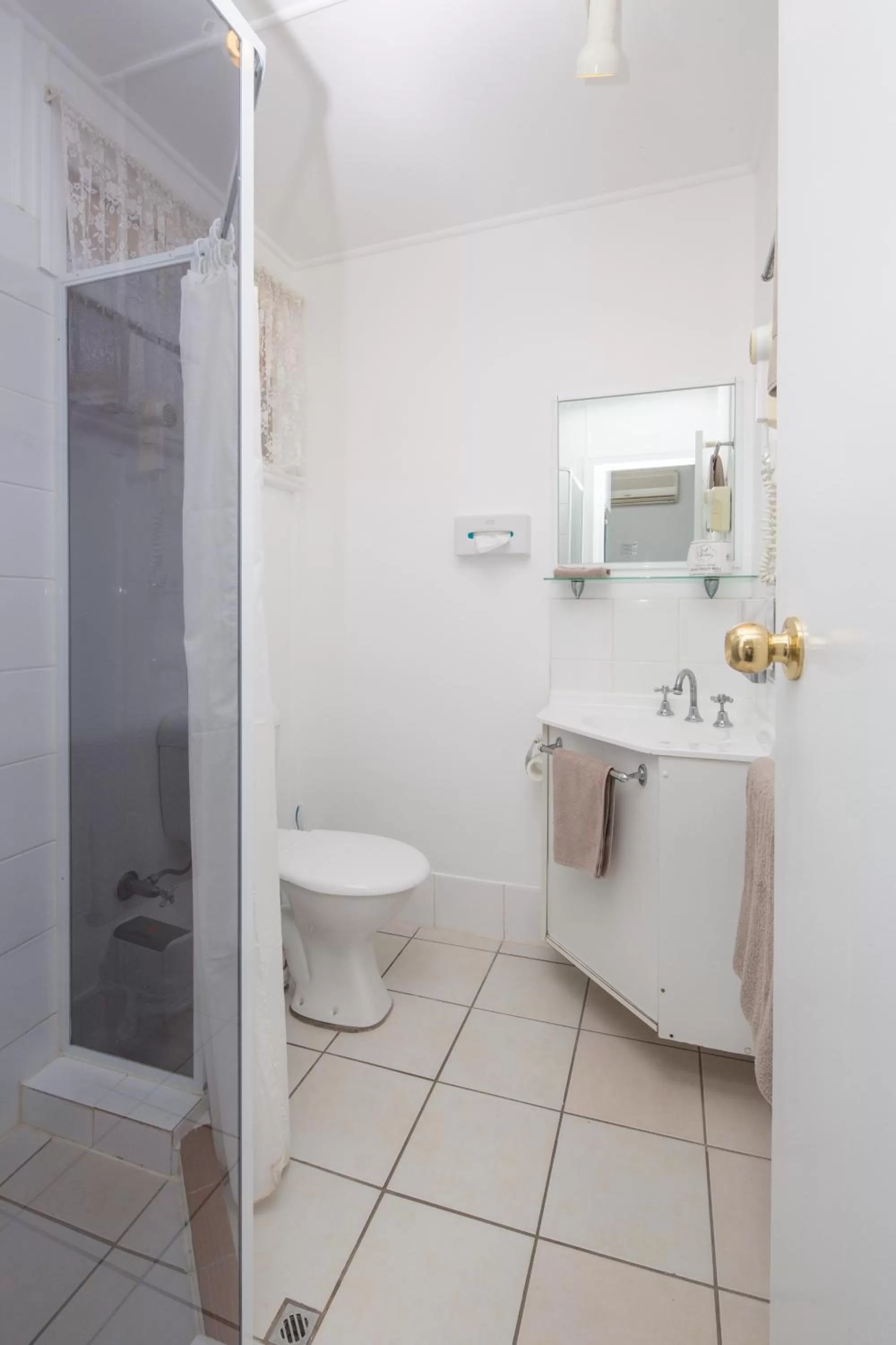 Bathroom in Tally Ho Motor Inn