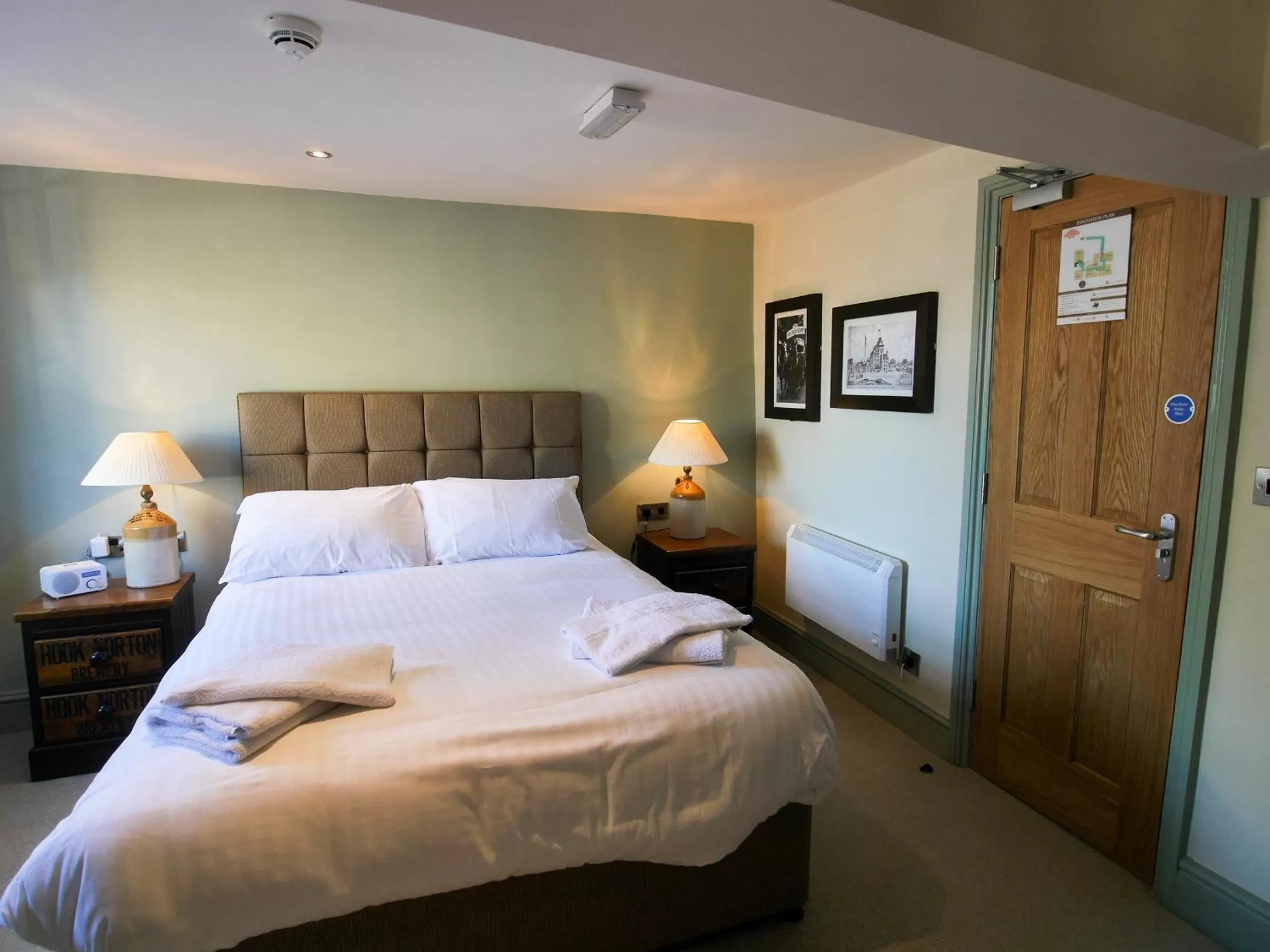 Photo of the whole room, Bed in The Fox