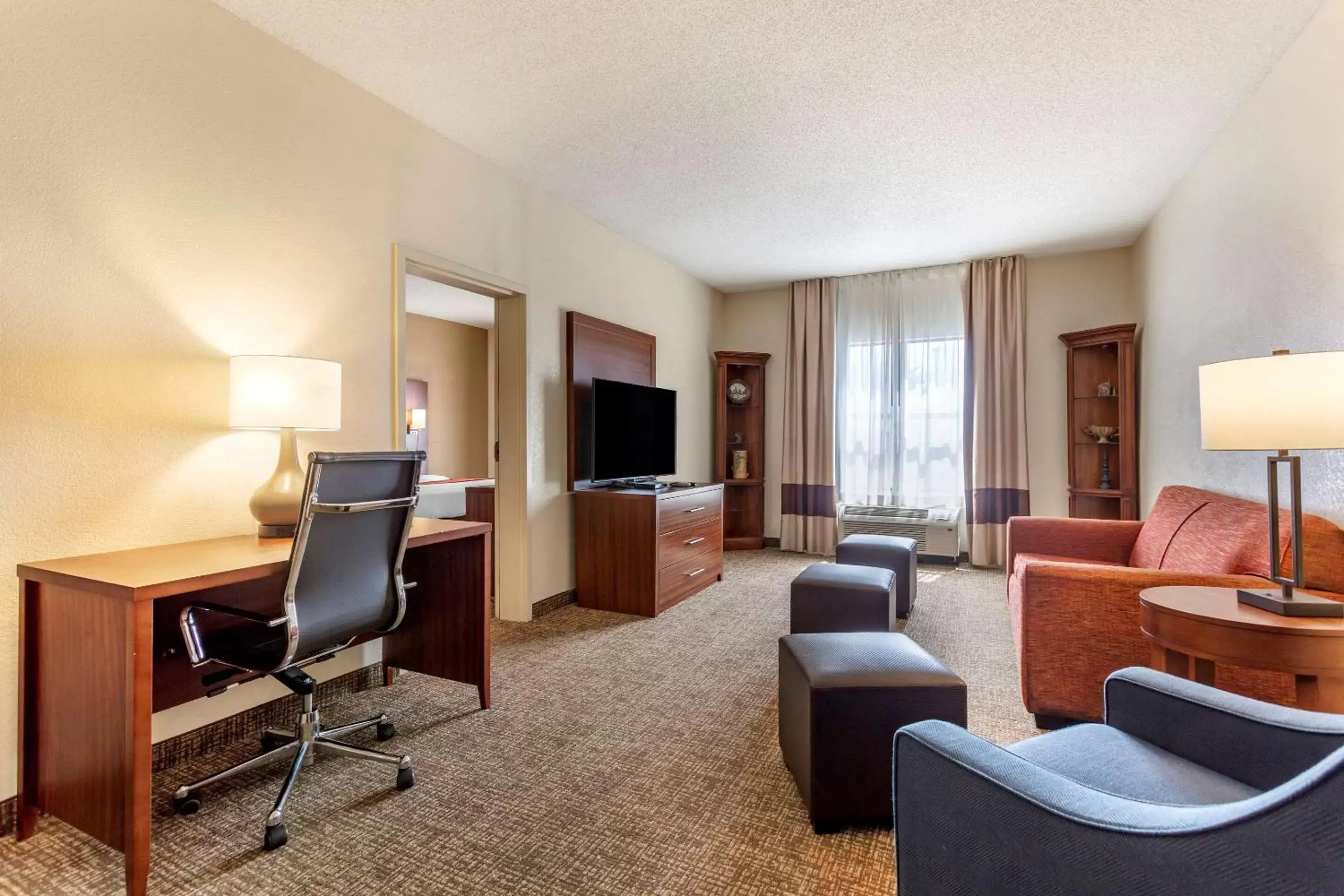 Bedroom, Seating Area in Comfort Suites Southaven I-55