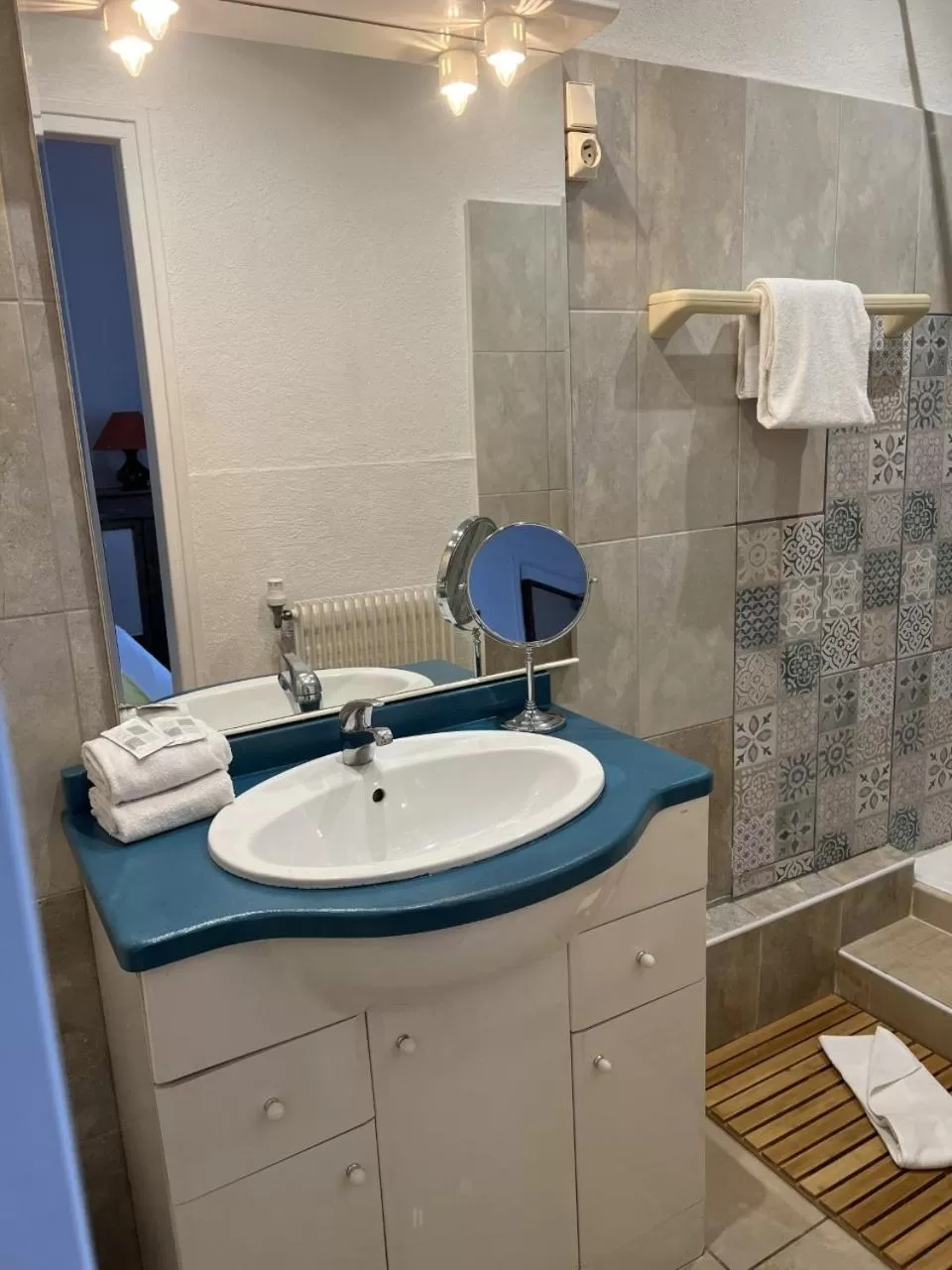 Bathroom in Hôtel Abalone - Centre Gare