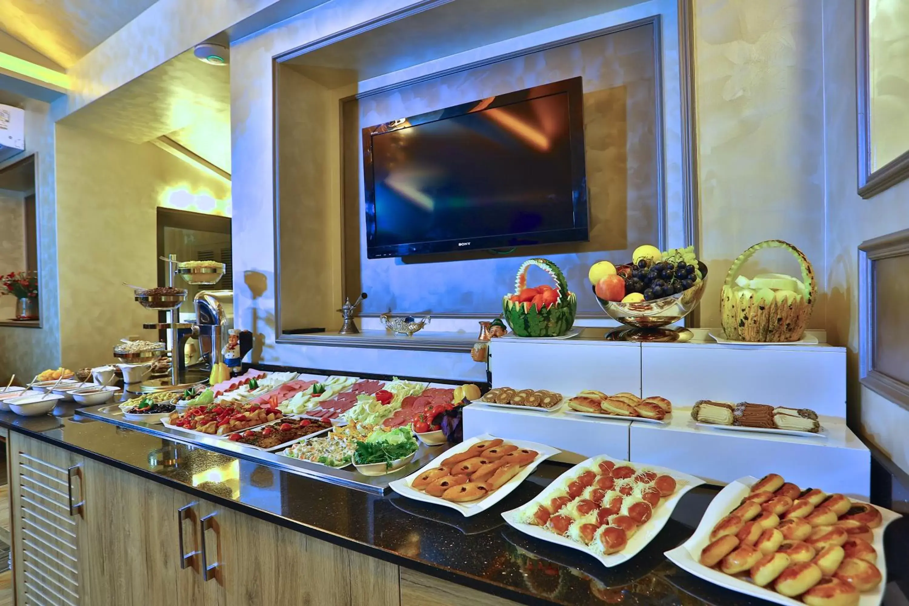 Buffet breakfast, TV/Entertainment Center in Hotel Perula