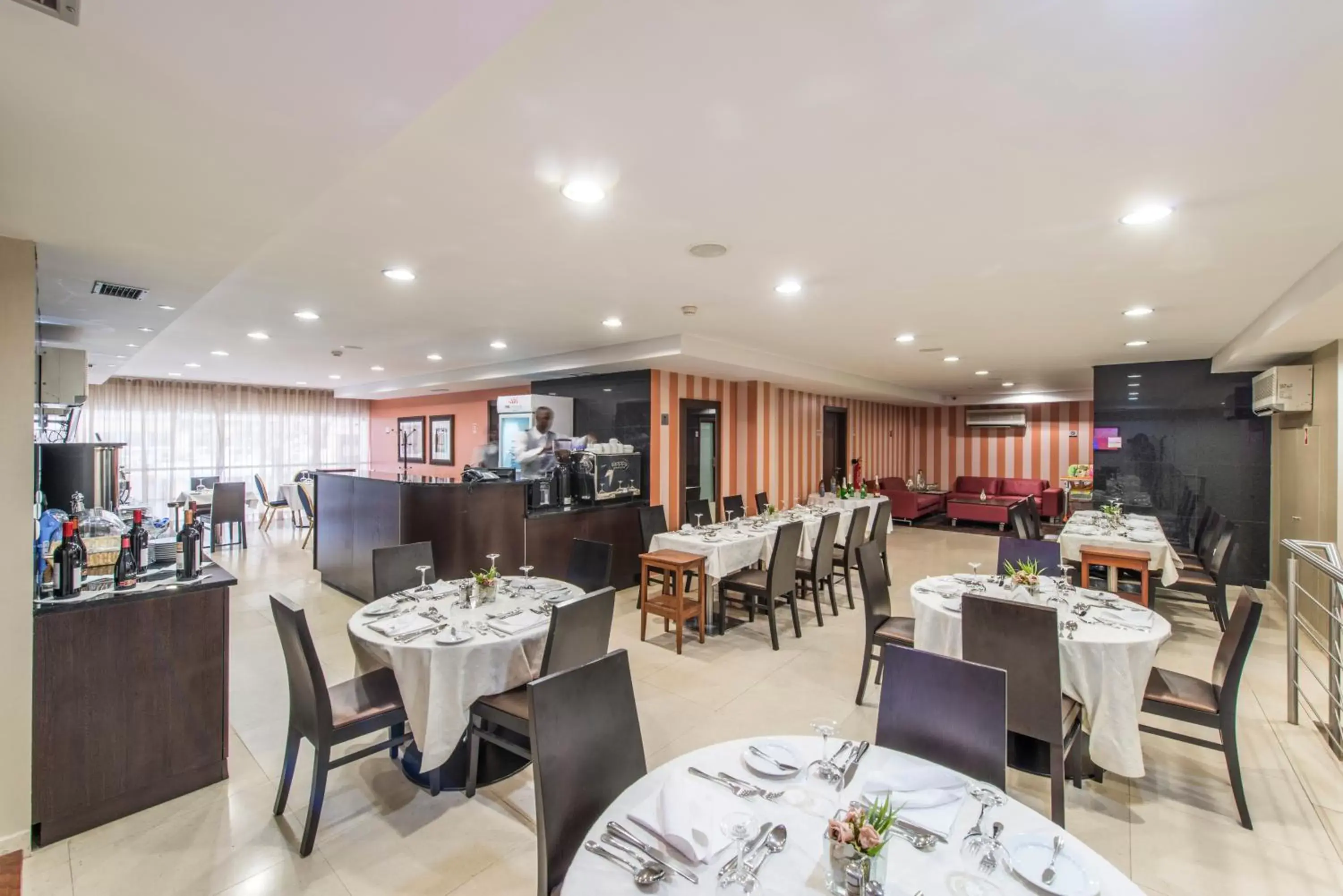 Restaurant/places to eat in RK Suite Hotel Restaurant/places to eat in RK Suite Hotel