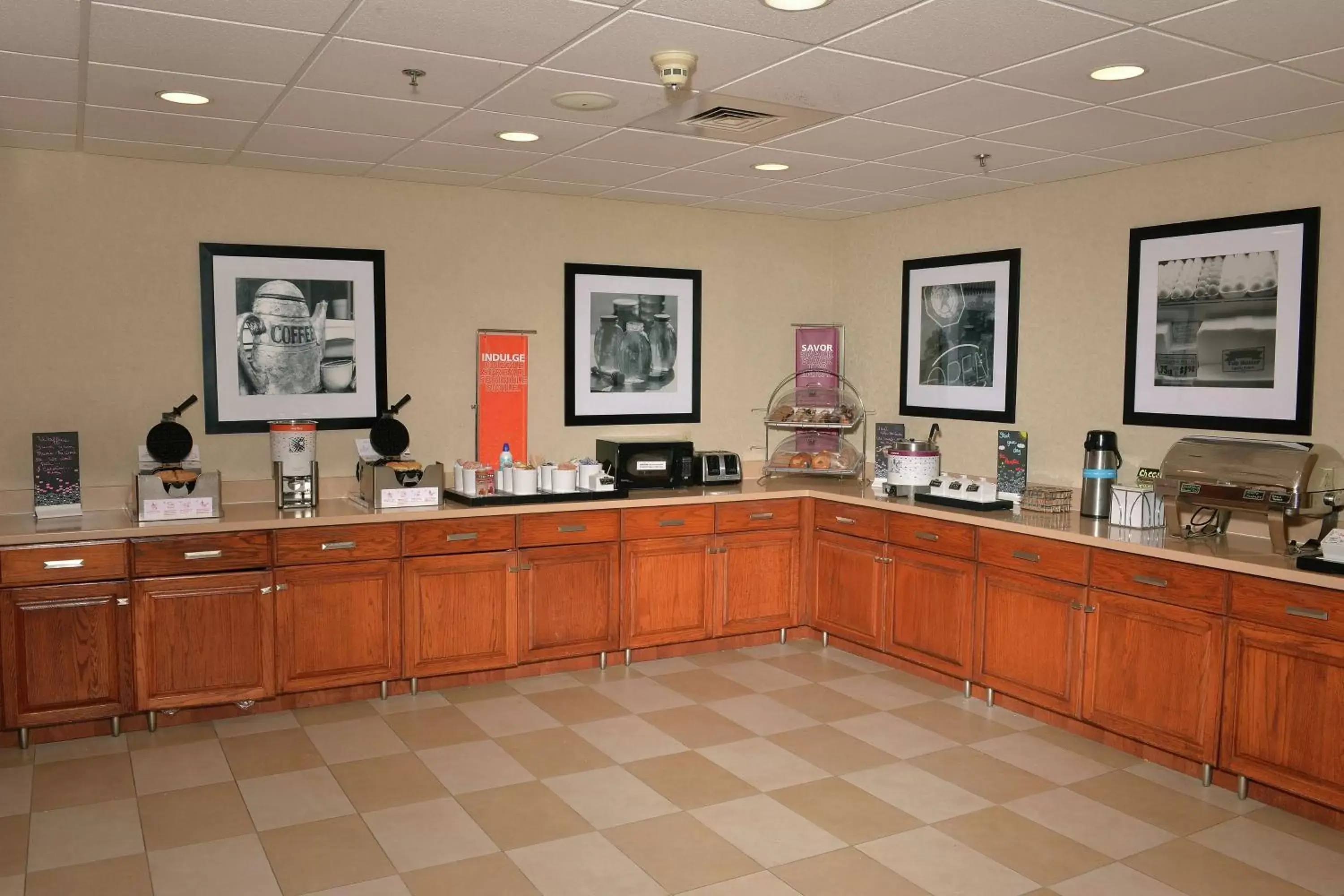 Dining area, Restaurant/Places to Eat in Hampton Inn & Suites Springfield
