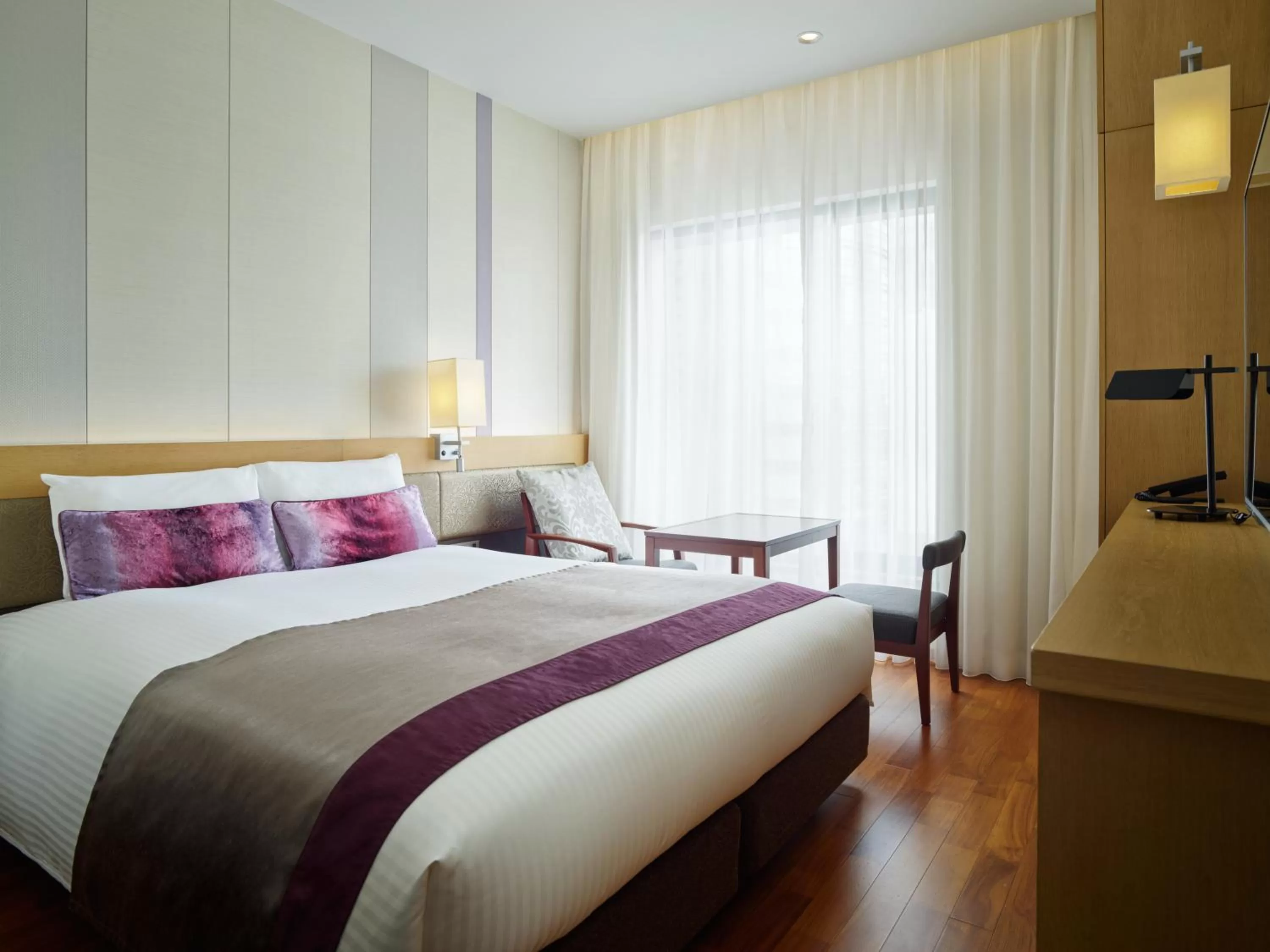 Bed in Mitsui Garden Hotel Osaka Premier