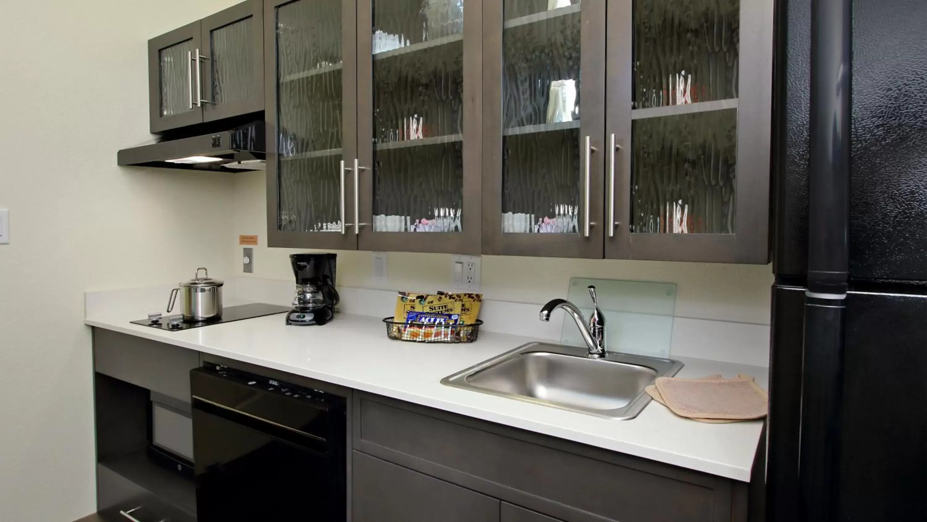 Photo of the whole room, Kitchen/Kitchenette in Candlewood Suites - Frisco, an IHG Hotel