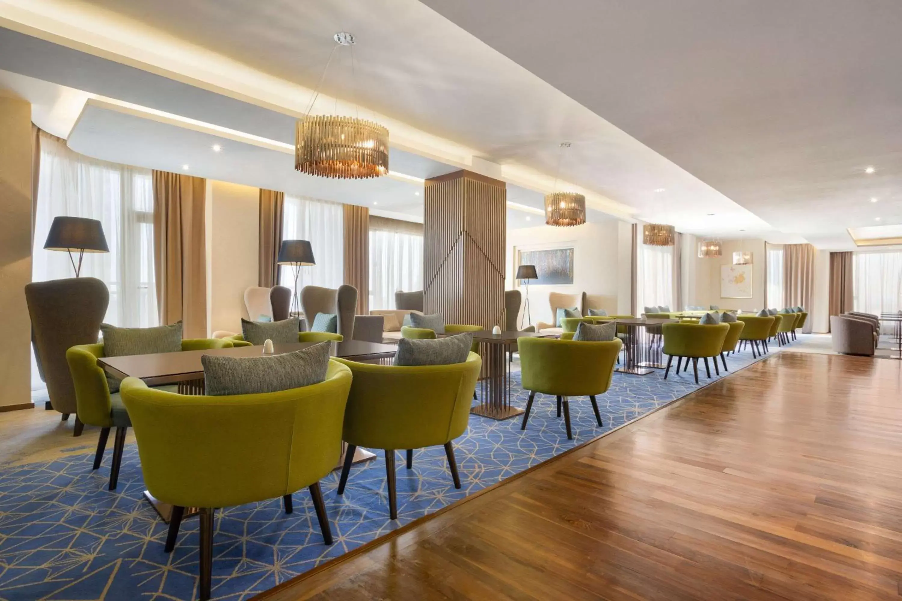 Lounge or bar, Restaurant/Places to Eat in Wyndham Garden Manama