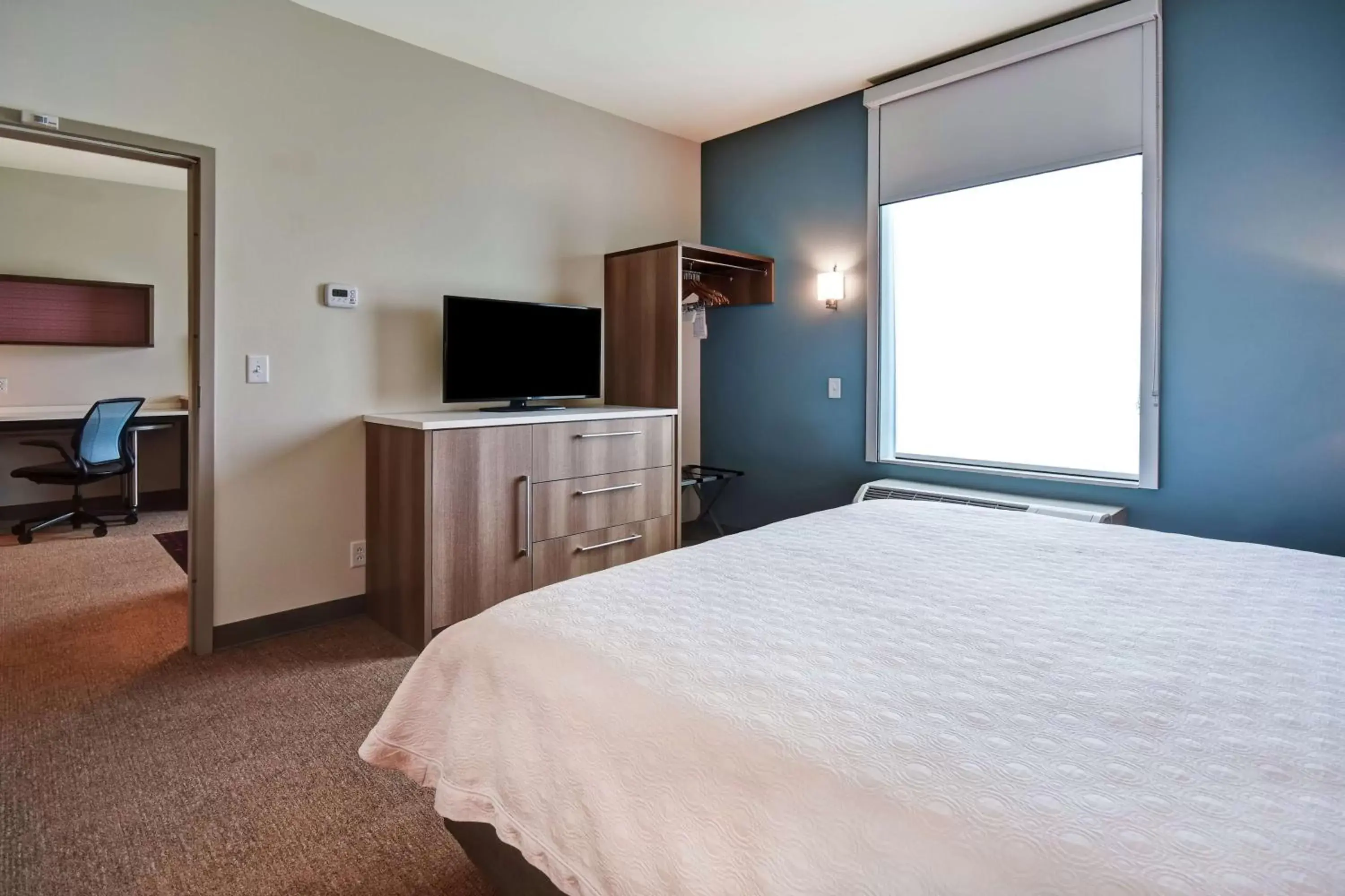 Bedroom, Bed in Home2 Suites by Hilton Springfield North