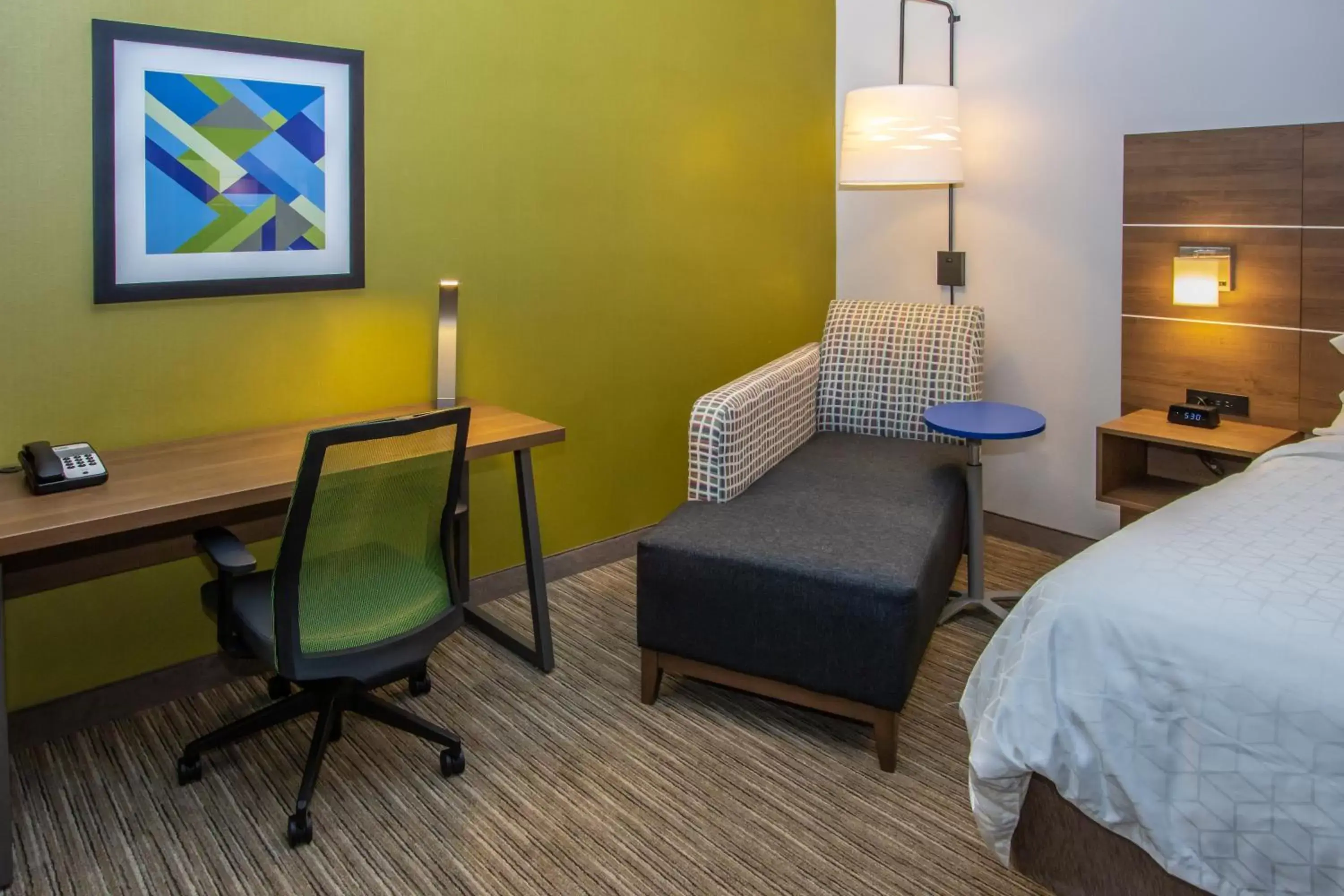 Bedroom, Seating Area in Holiday Inn Express Hotel & Suites Roseville - Galleria Area, an IHG Hotel