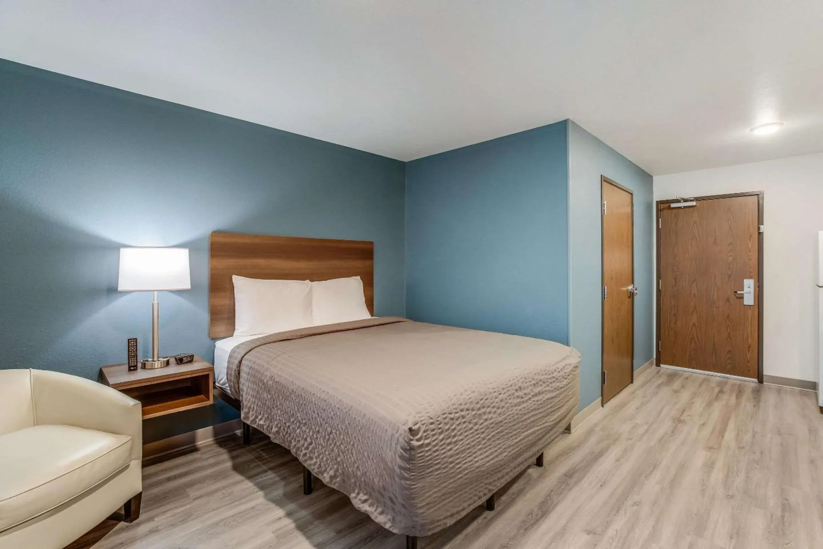 Photo of the whole room, Bed in WoodSpring Suites Detroit Farmington Hills