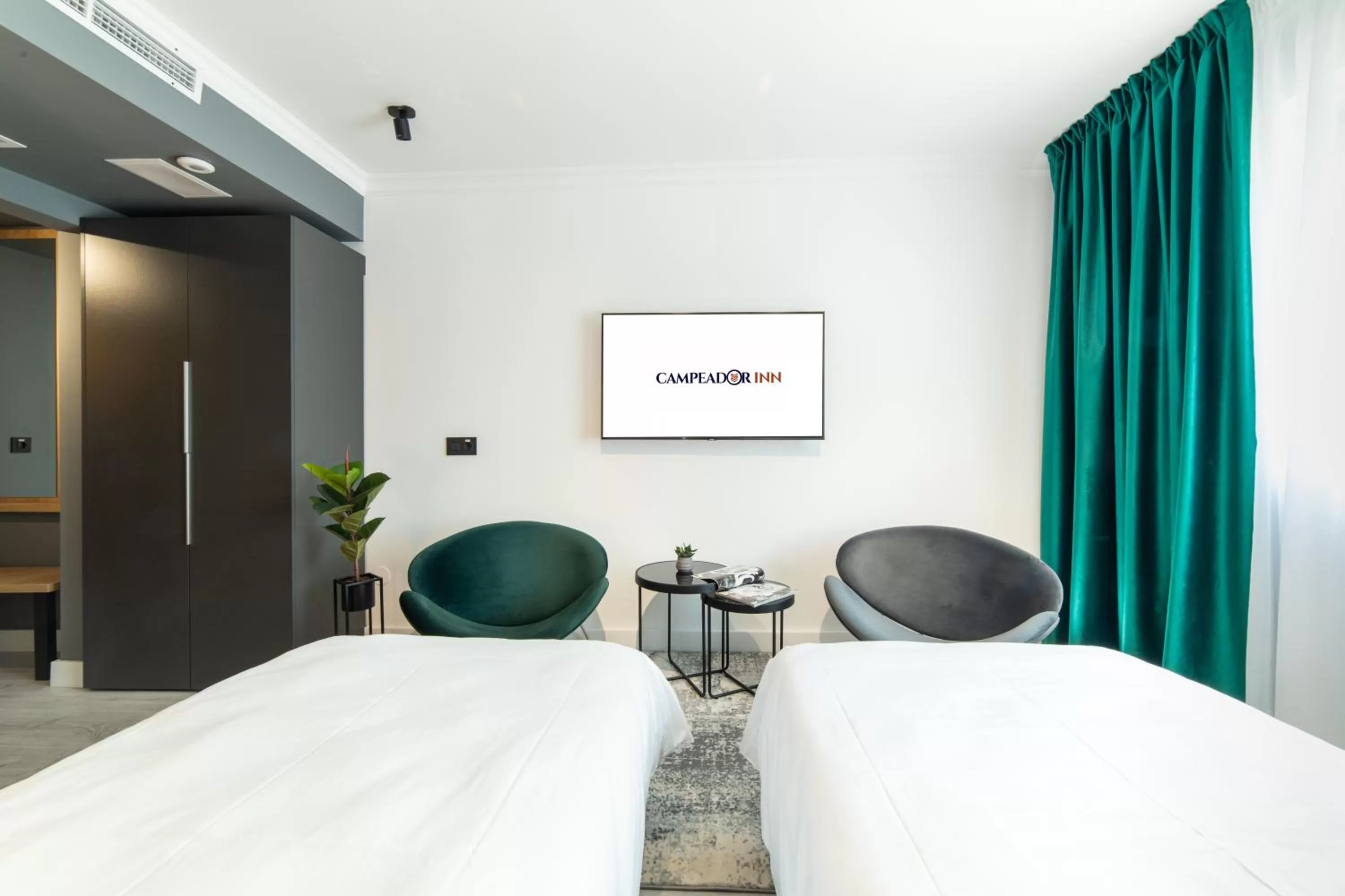 Photo of the whole room, Bed in Campeador Inn