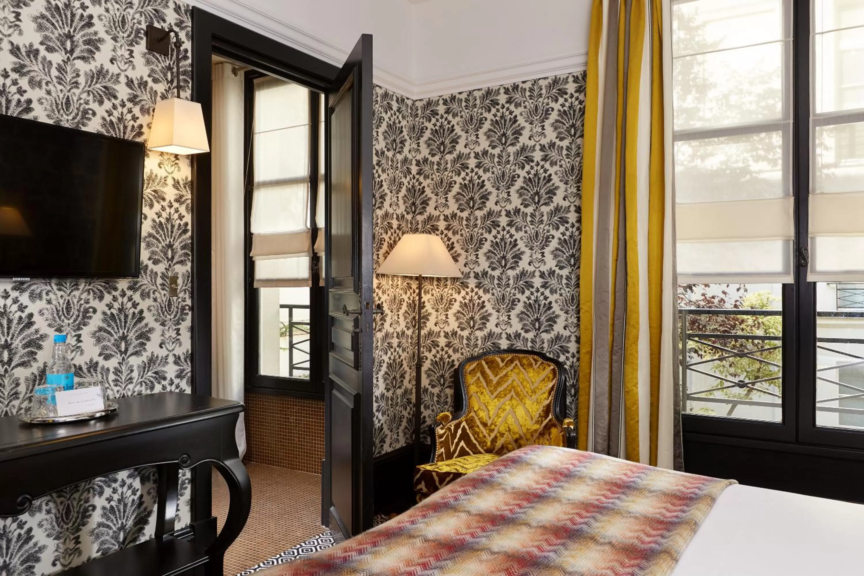 Photo of the whole room, Bed in Le Pavillon de la Reine & Spa, Place des Vosges
