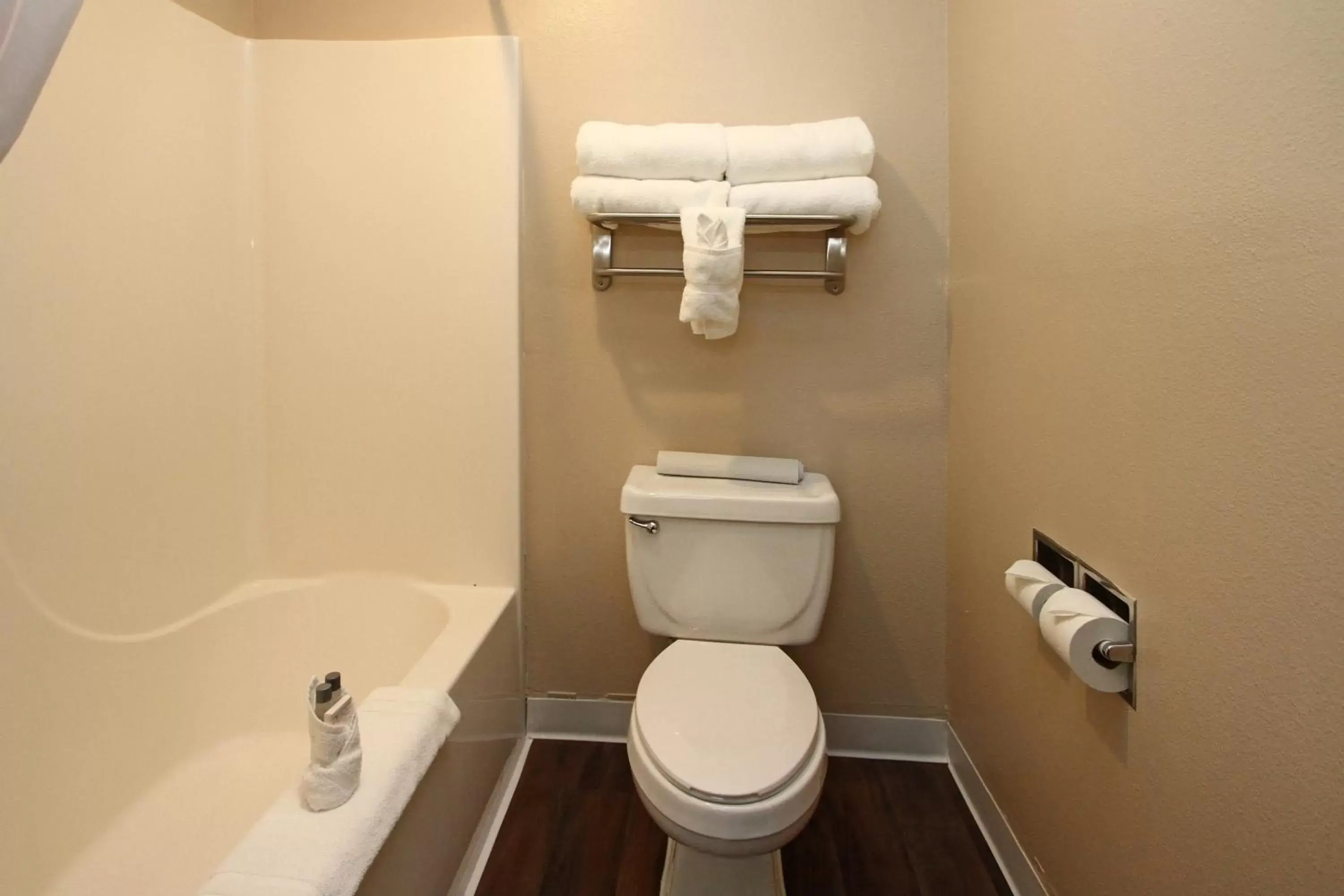 Bathroom in New Victorian Inn & Suites Lincoln