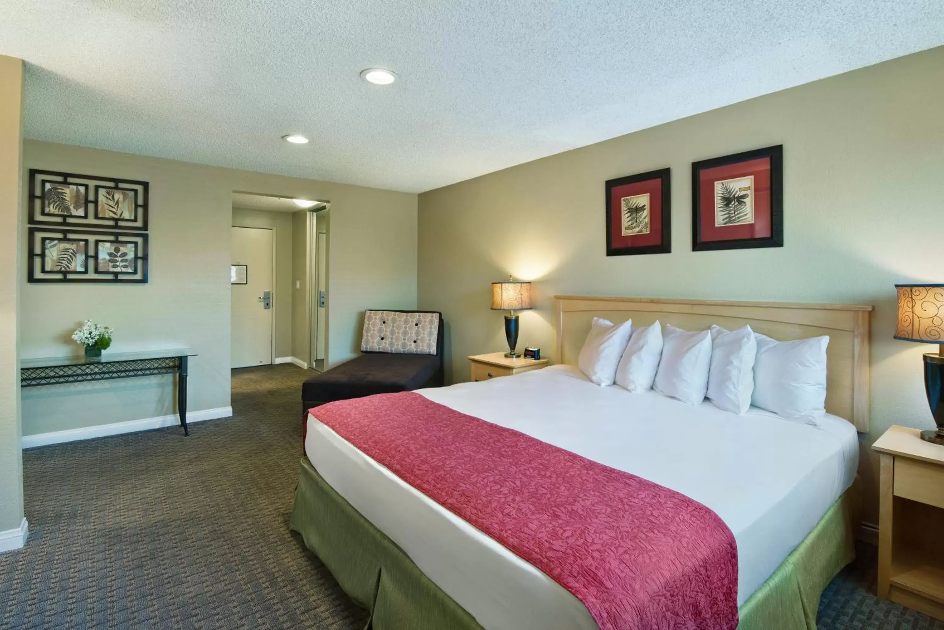 Seating area, Bed in Oxford Suites Lancaster