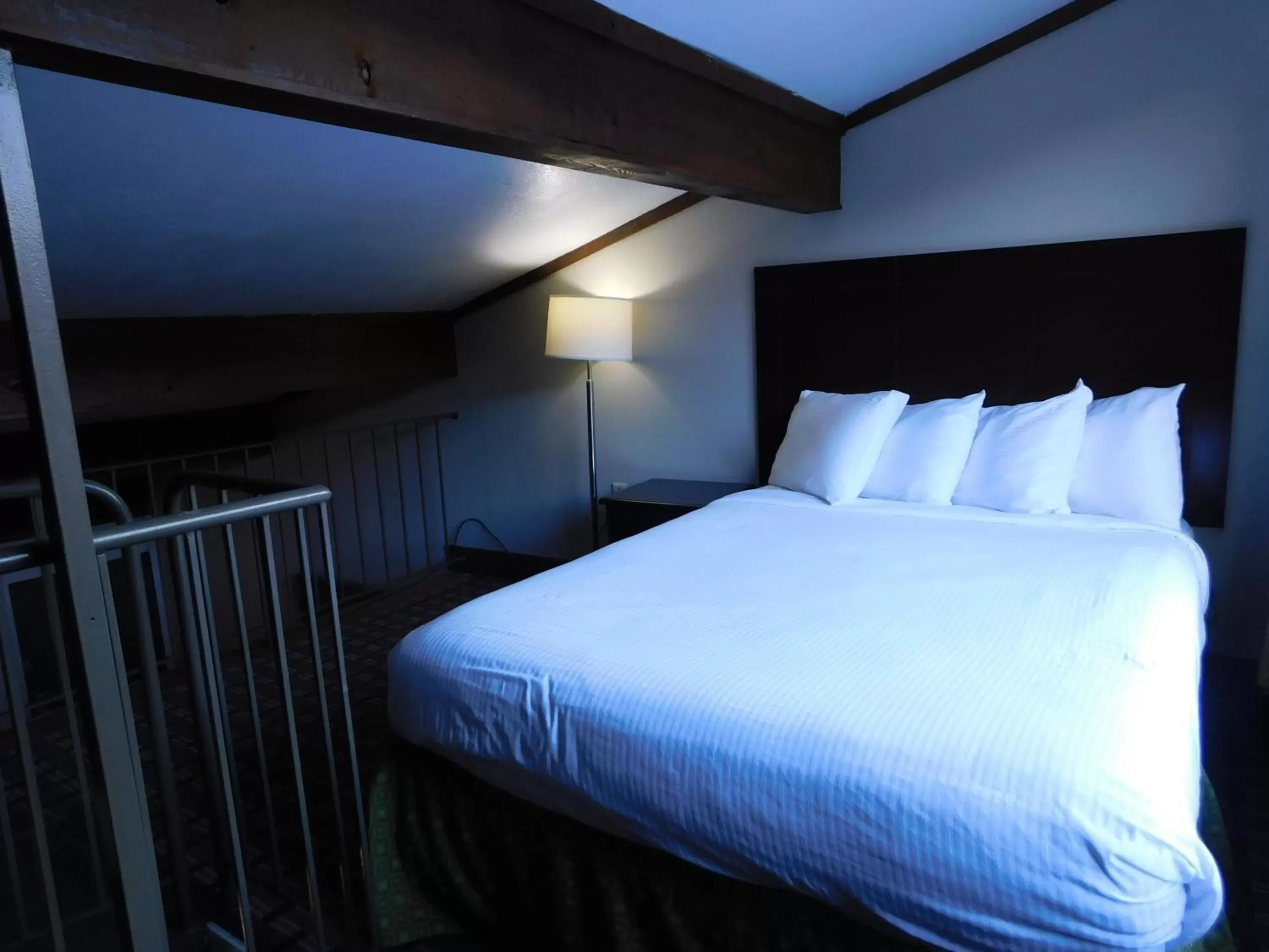 Bed in Days Inn & Suites by Wyndham Downtown Gatlinburg Parkway