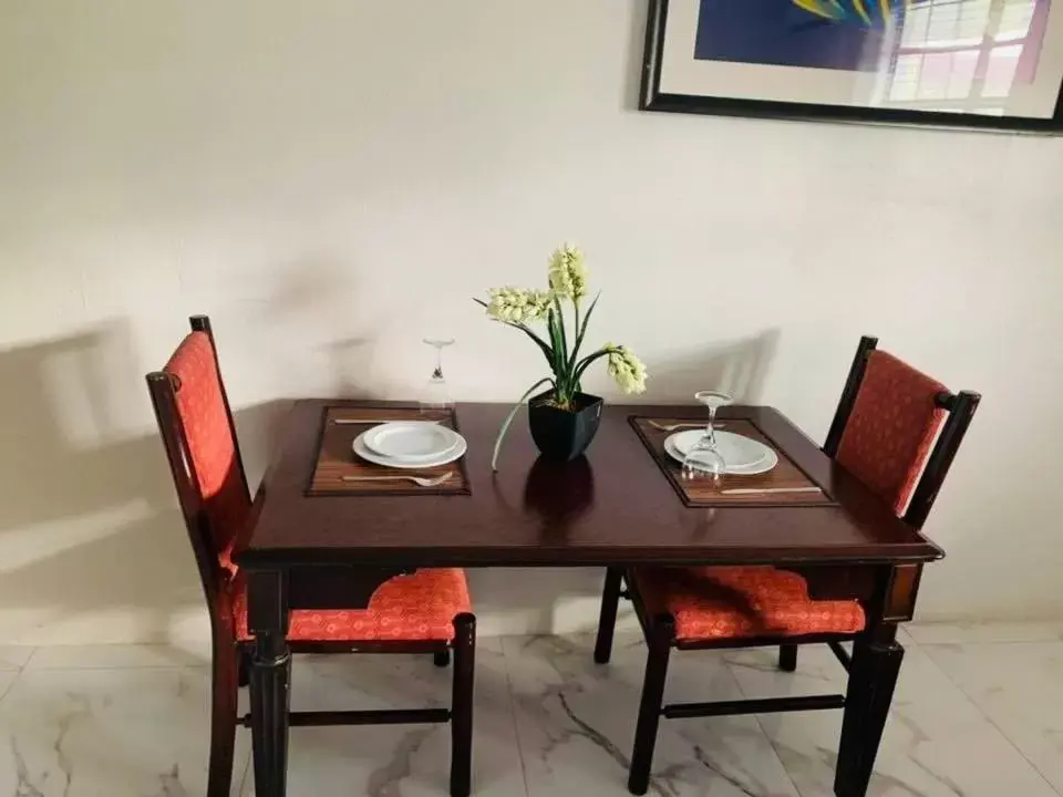 Dining Area in Colony Club Inn & Suites