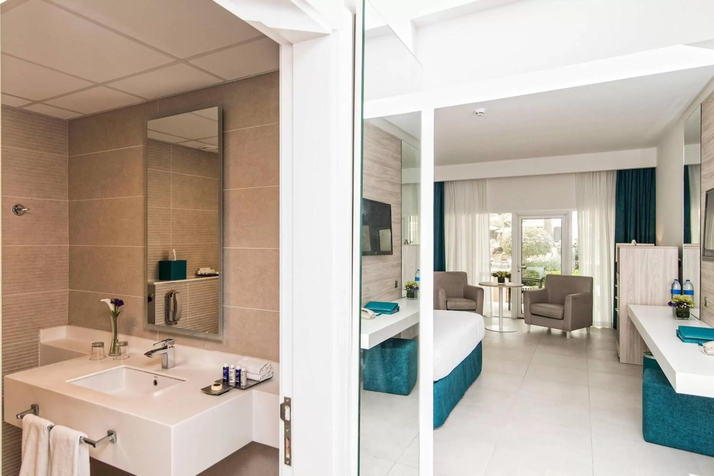 Photo of the whole room, Bathroom in Habtoor Grand Resort, Autograph Collection