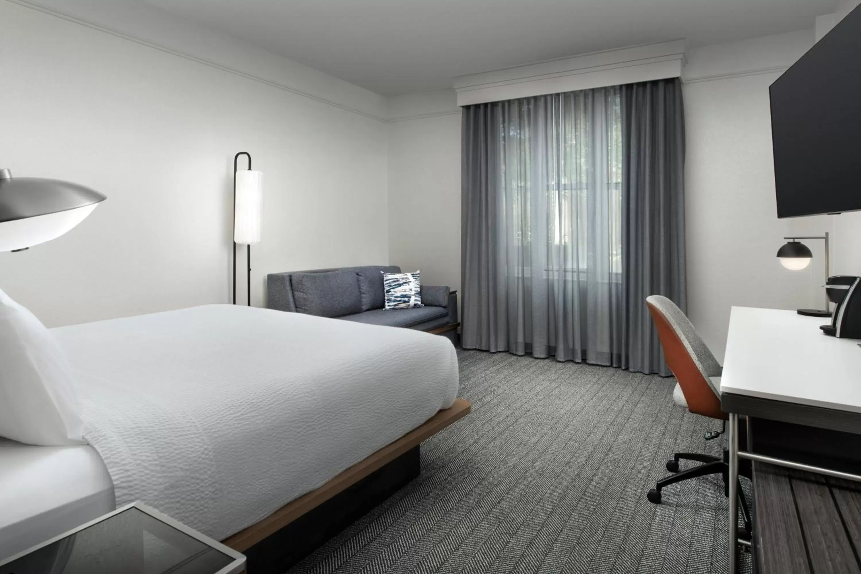 Photo of the whole room, Bed in Courtyard by Marriott Savannah Downtown - Historic District