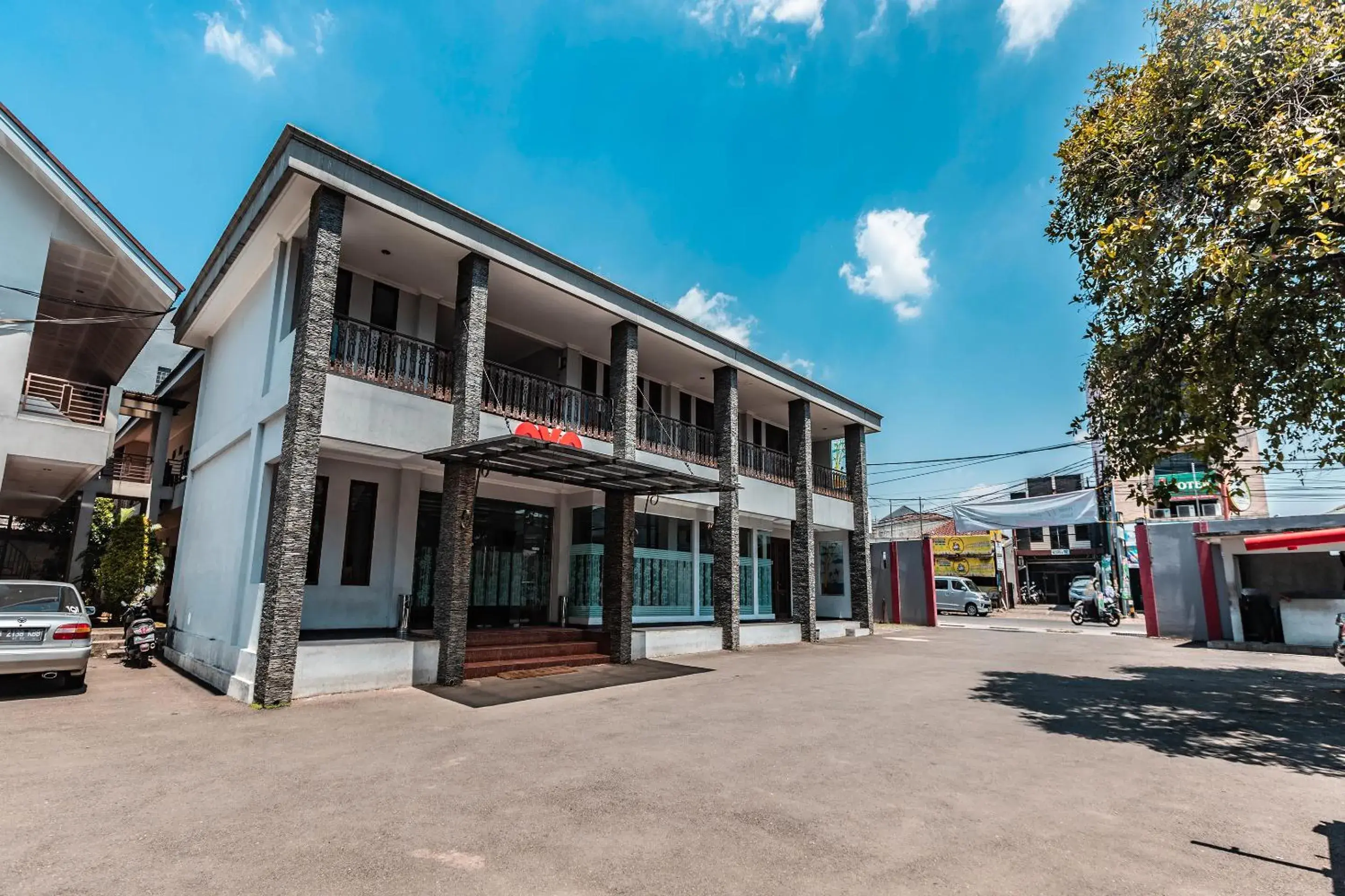 Facade/entrance, Property Building in OYO 686 Bunga Karang Hotel