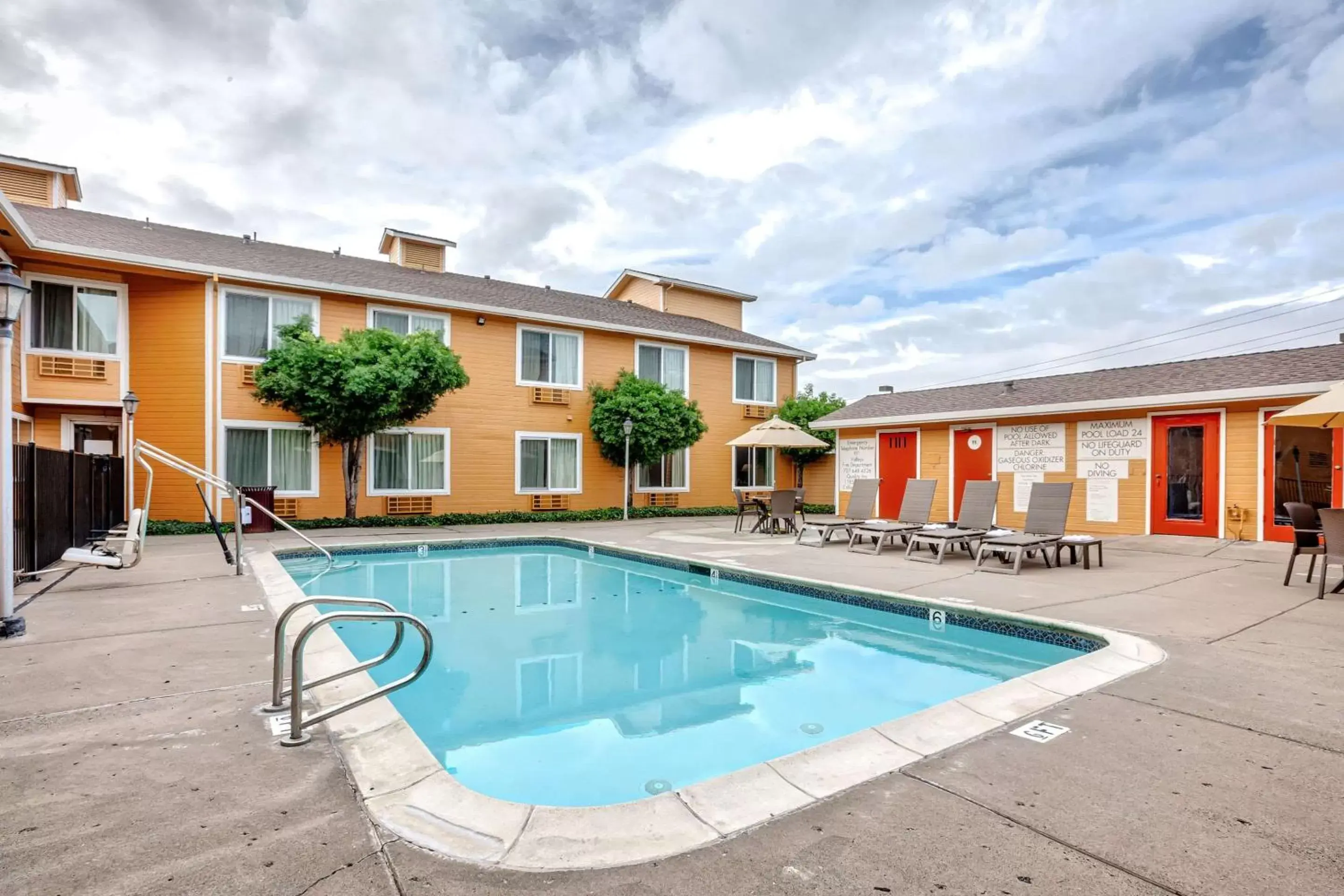 On site, Swimming Pool in Quality Inn near Six Flags Discovery Kingdom-Napa Valley