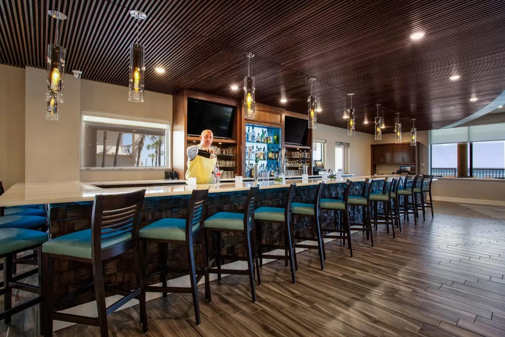 Lounge or bar, Lounge/Bar in Holiday Inn Hotel & Suites Daytona Beach On The Ocean, an IHG Hotel